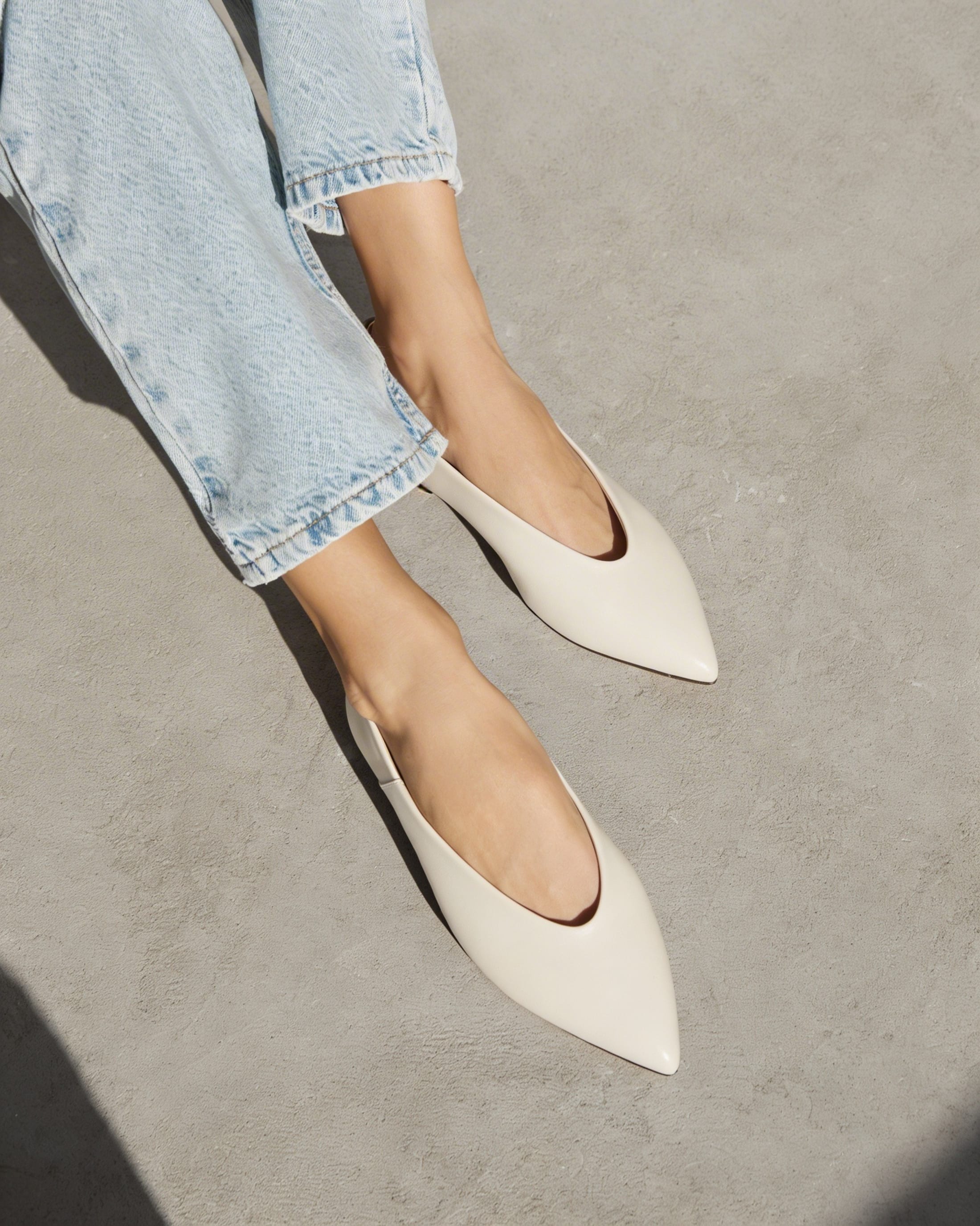 Белые туфли на низком каблуке из натуральной кожи