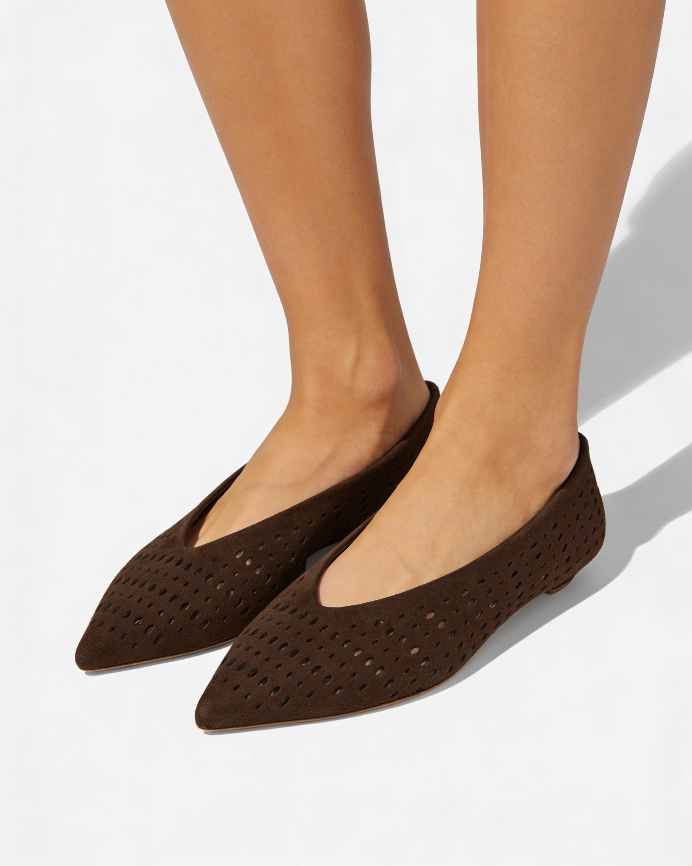 Темно-коричневые замшевые туфли с перфорацией