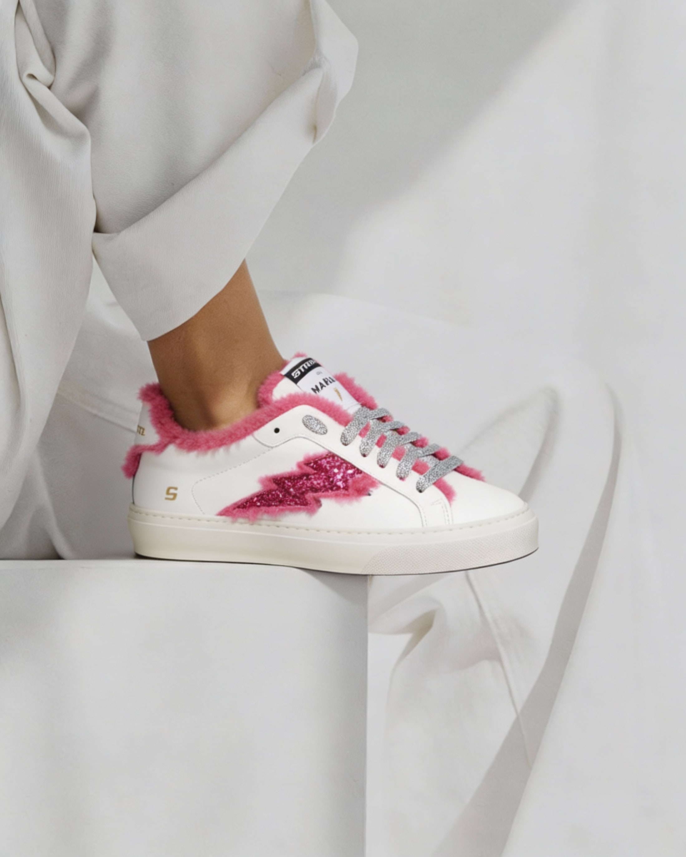 Белые кеды из натуральной кожи с розовым мехом