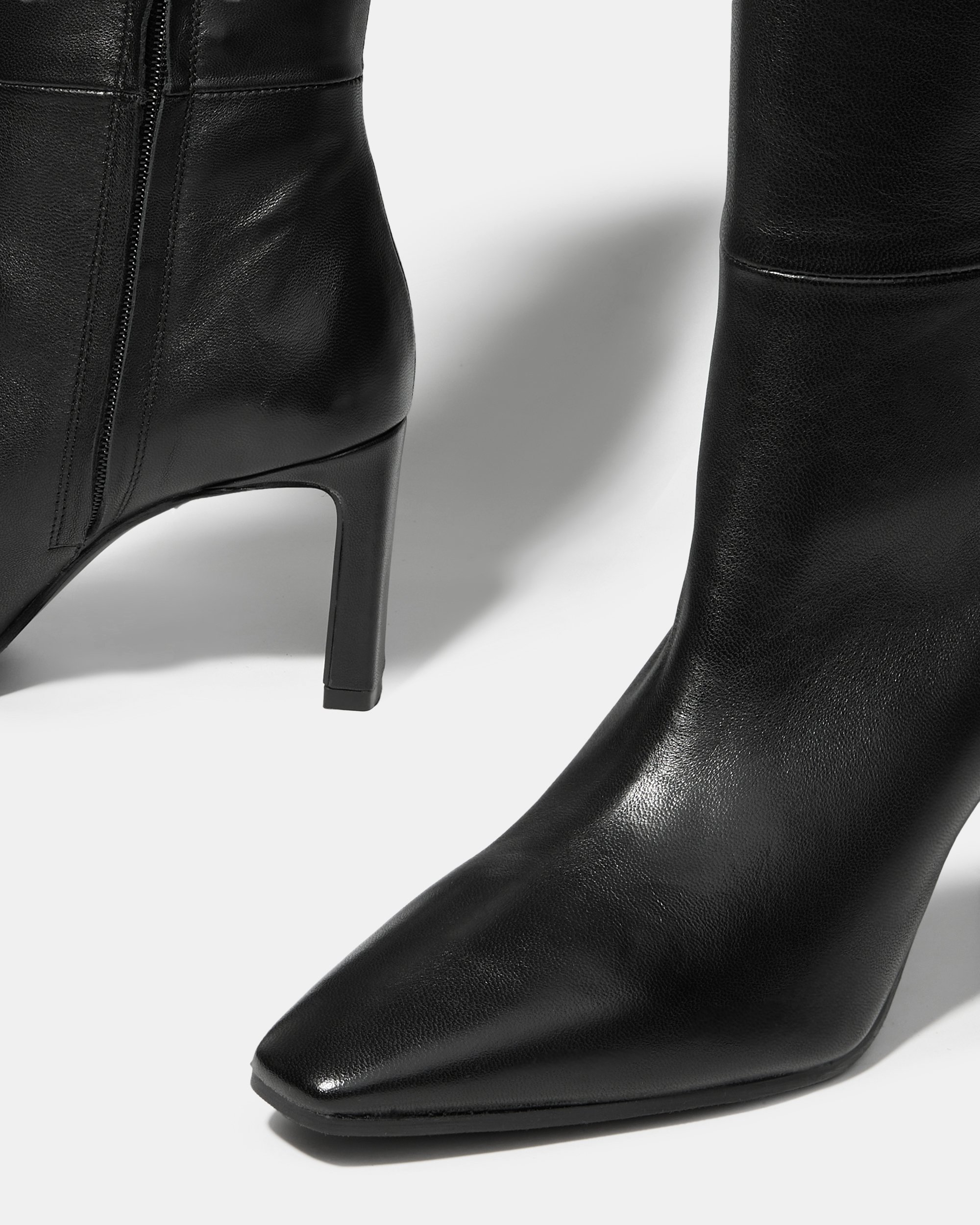 Черные сапоги из натуральной кожи