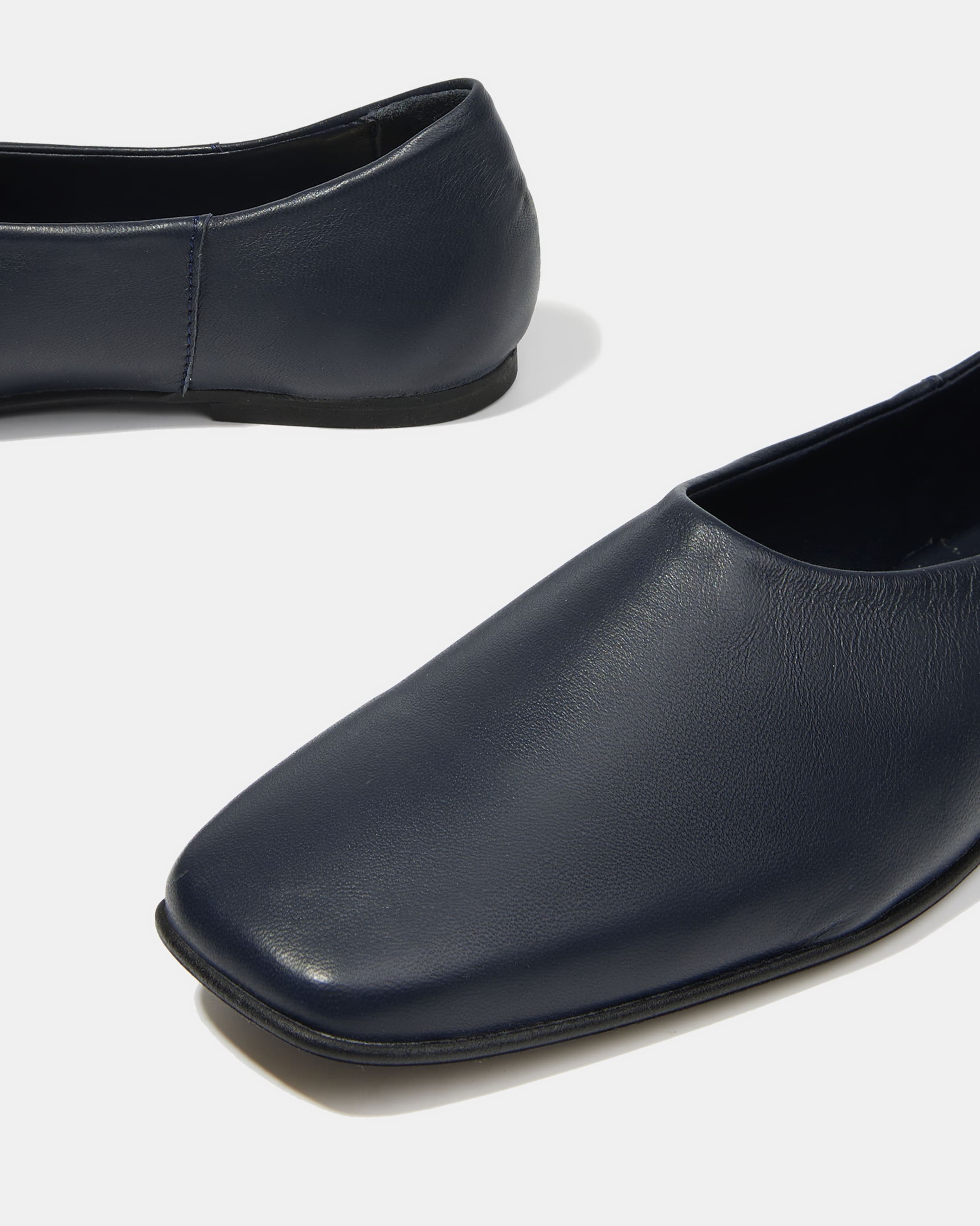 Темно-синие кожаные туфли