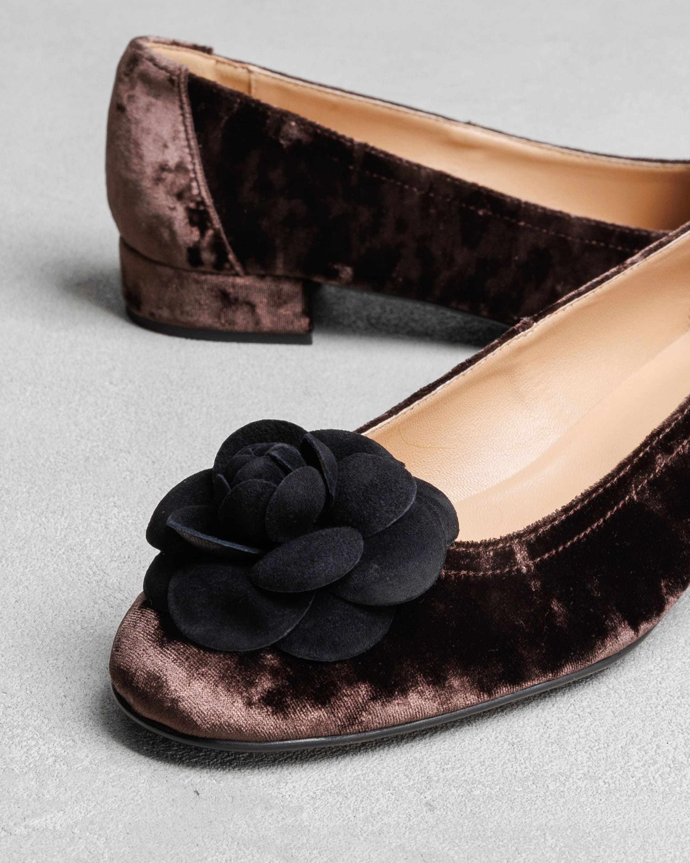 Темно-шоколадные бархатные туфли - Image 3 of 6
