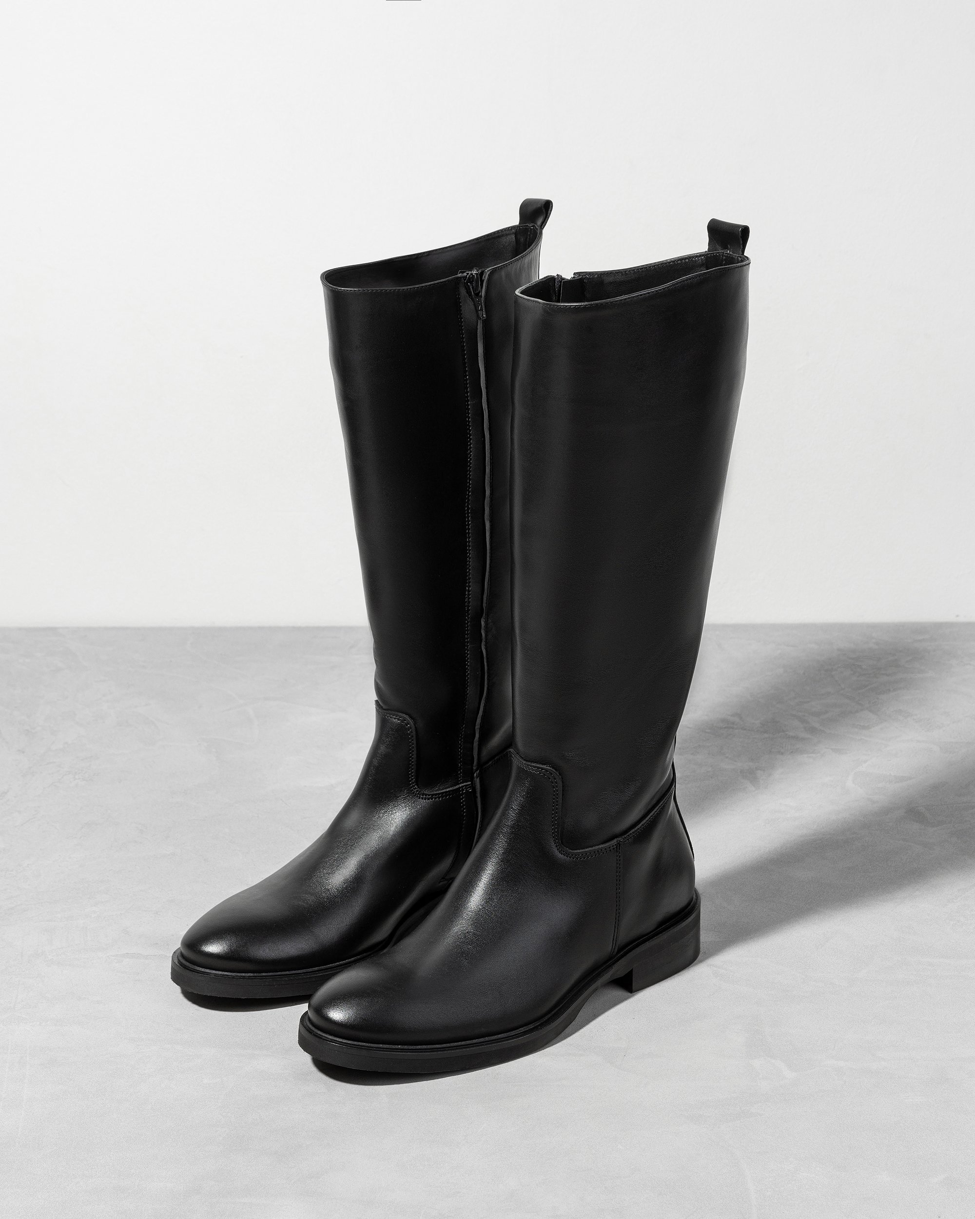 Черные кожаные классические сапоги