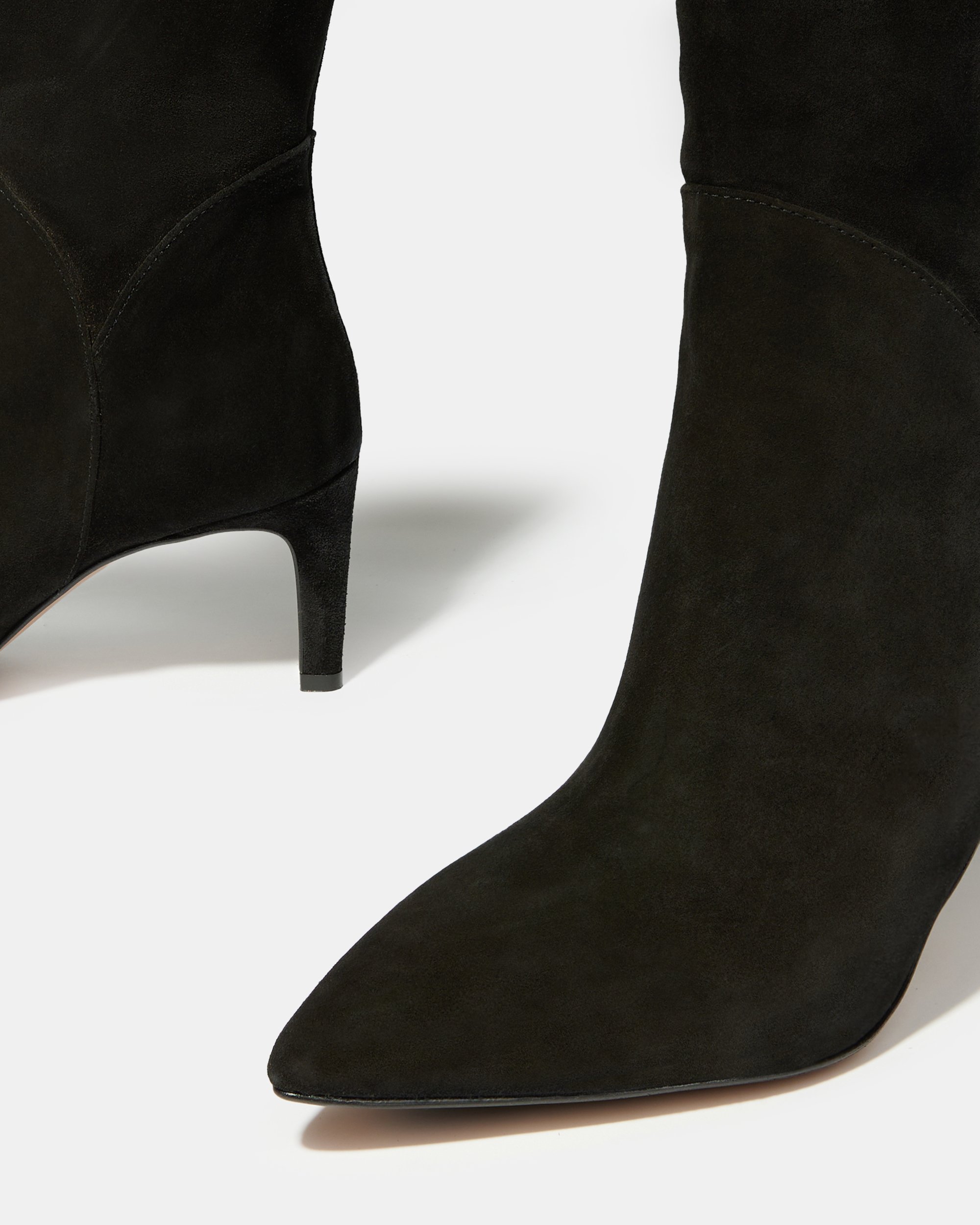 Черные замшевые сапоги