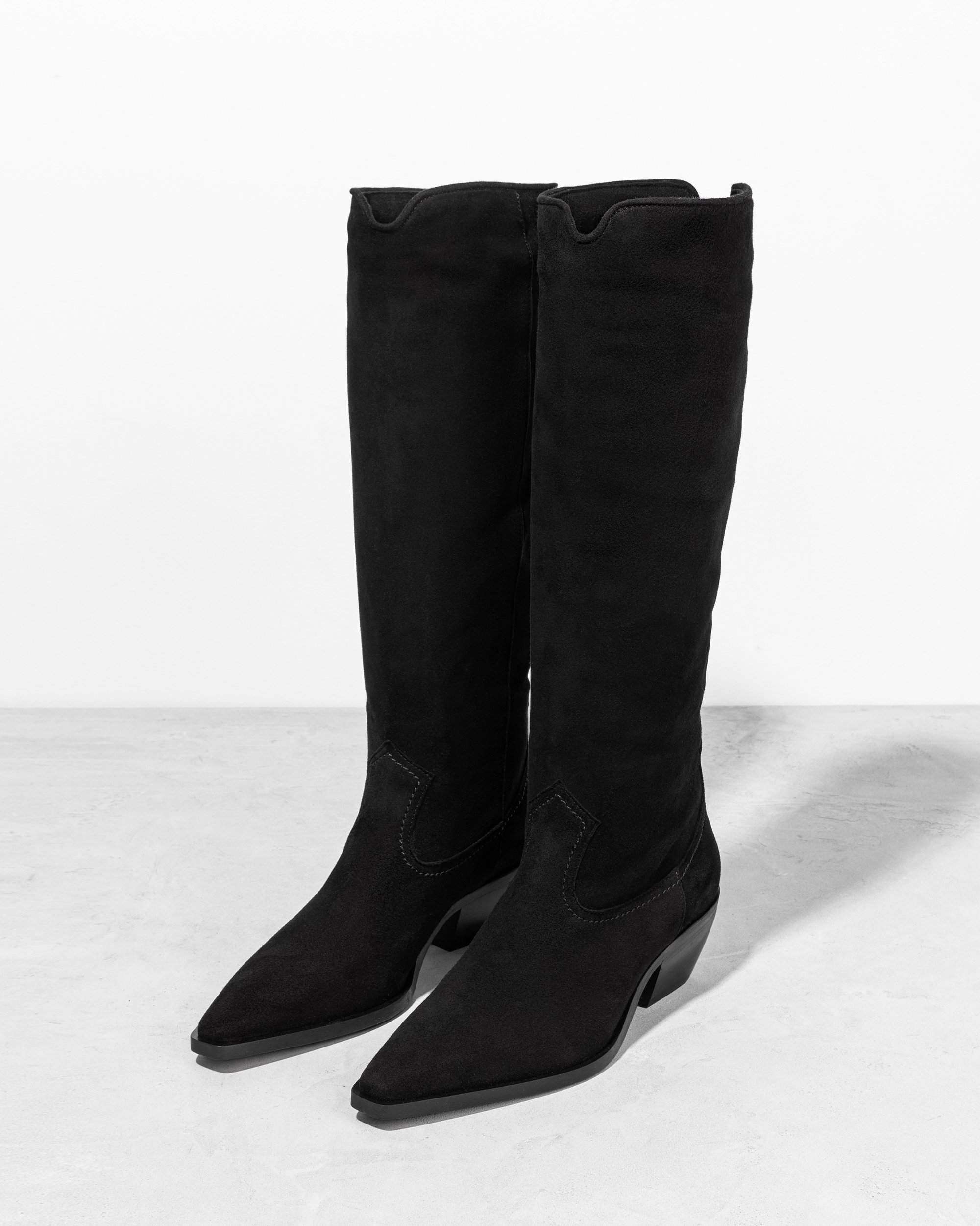 Черные замшевые сапоги