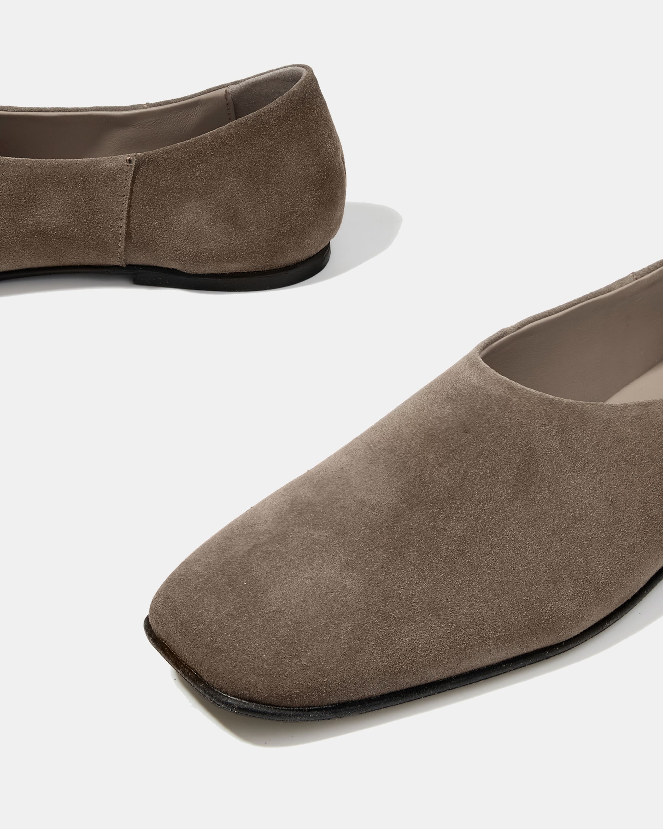 Замшевые туфли цвета таупе
