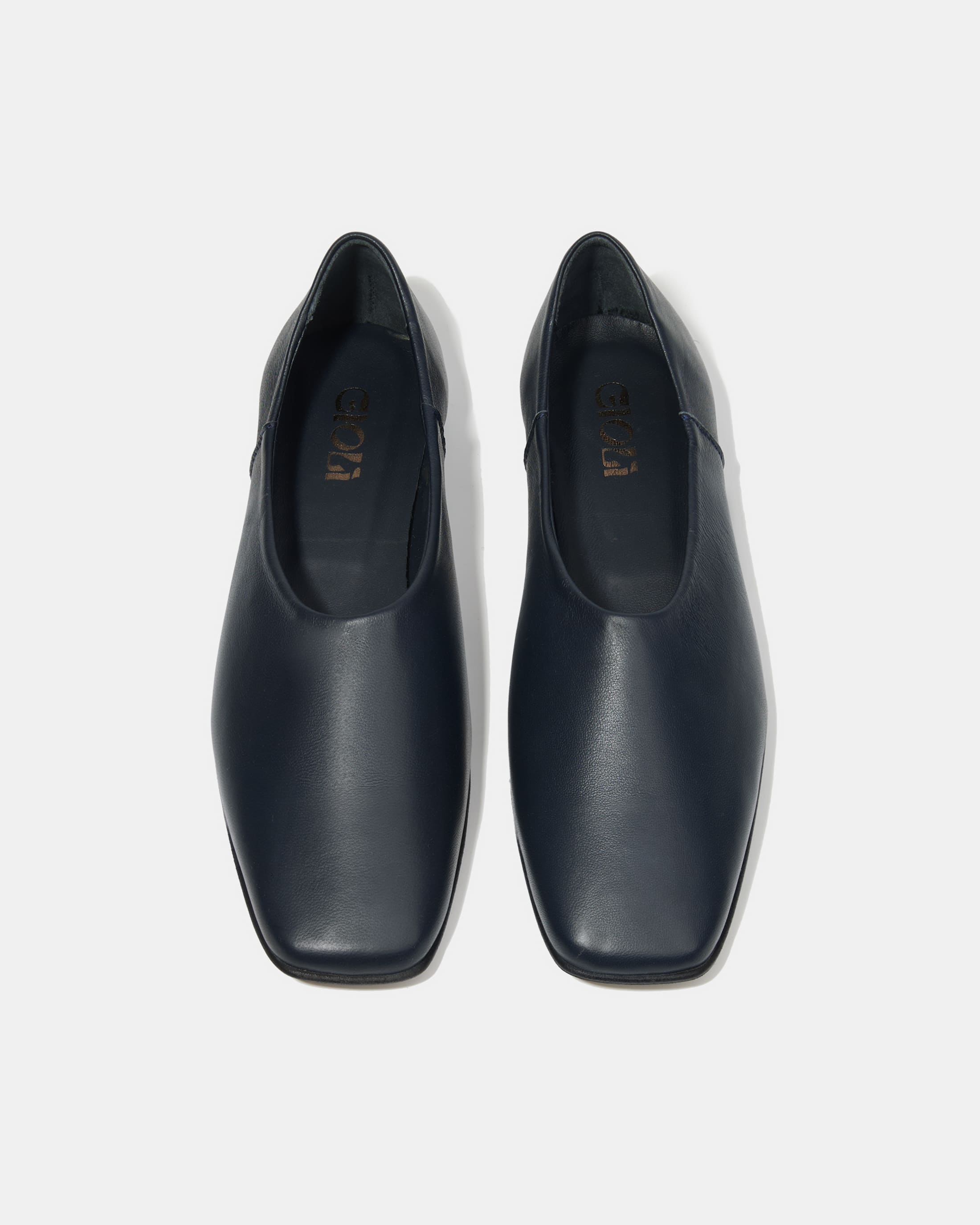 Темно-синие кожаные туфли