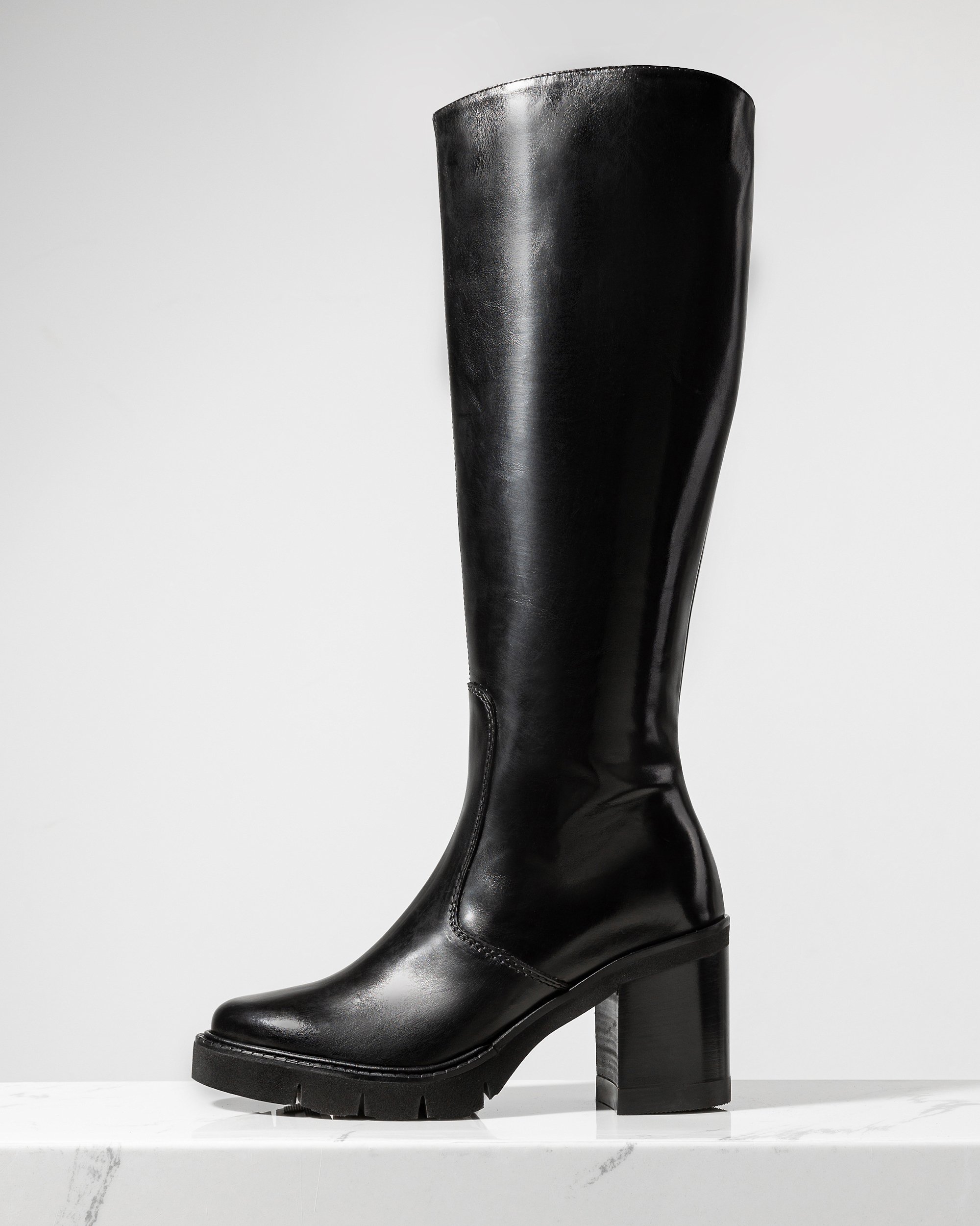 Черные кожаные сапоги