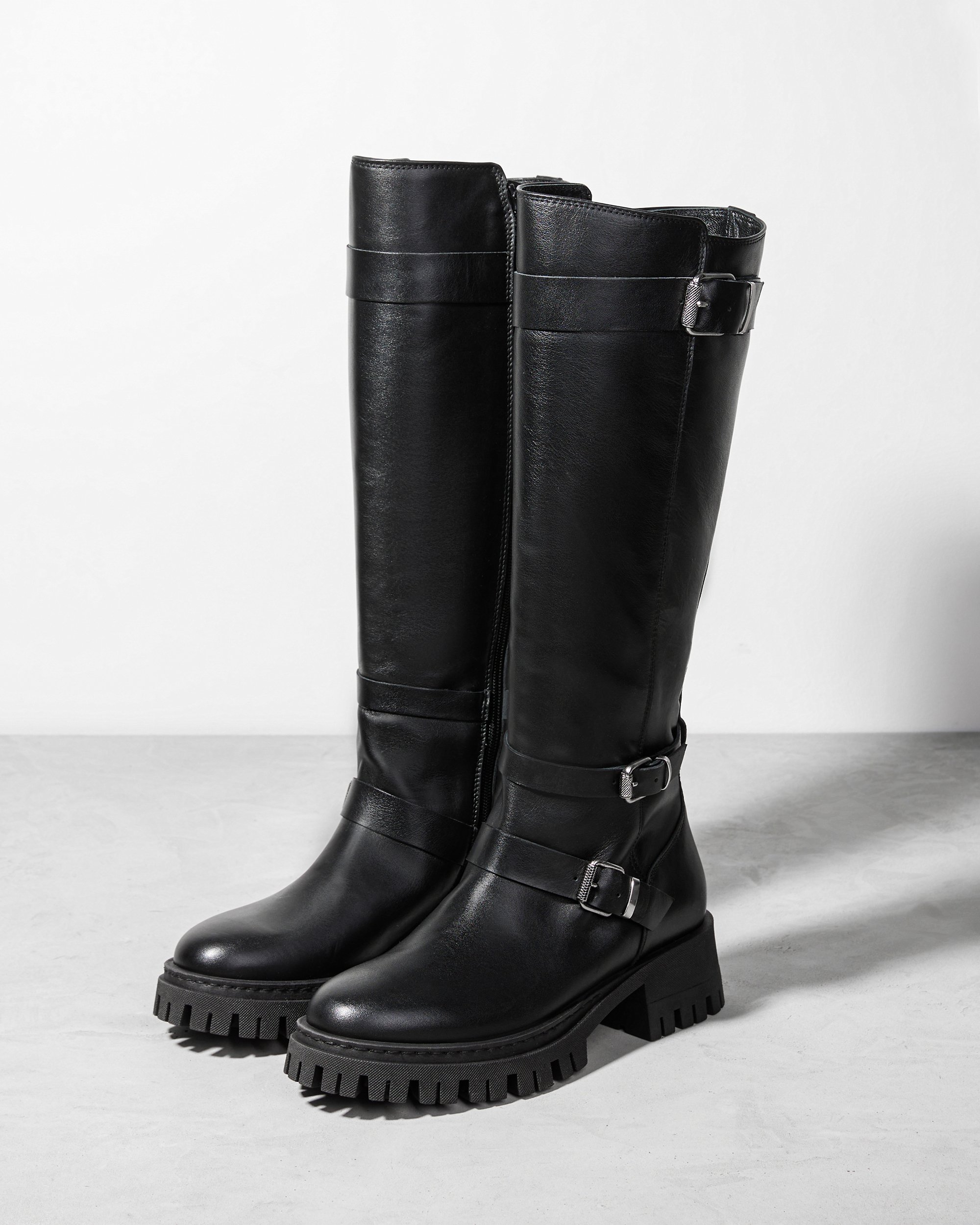 Черные кожаные сапоги