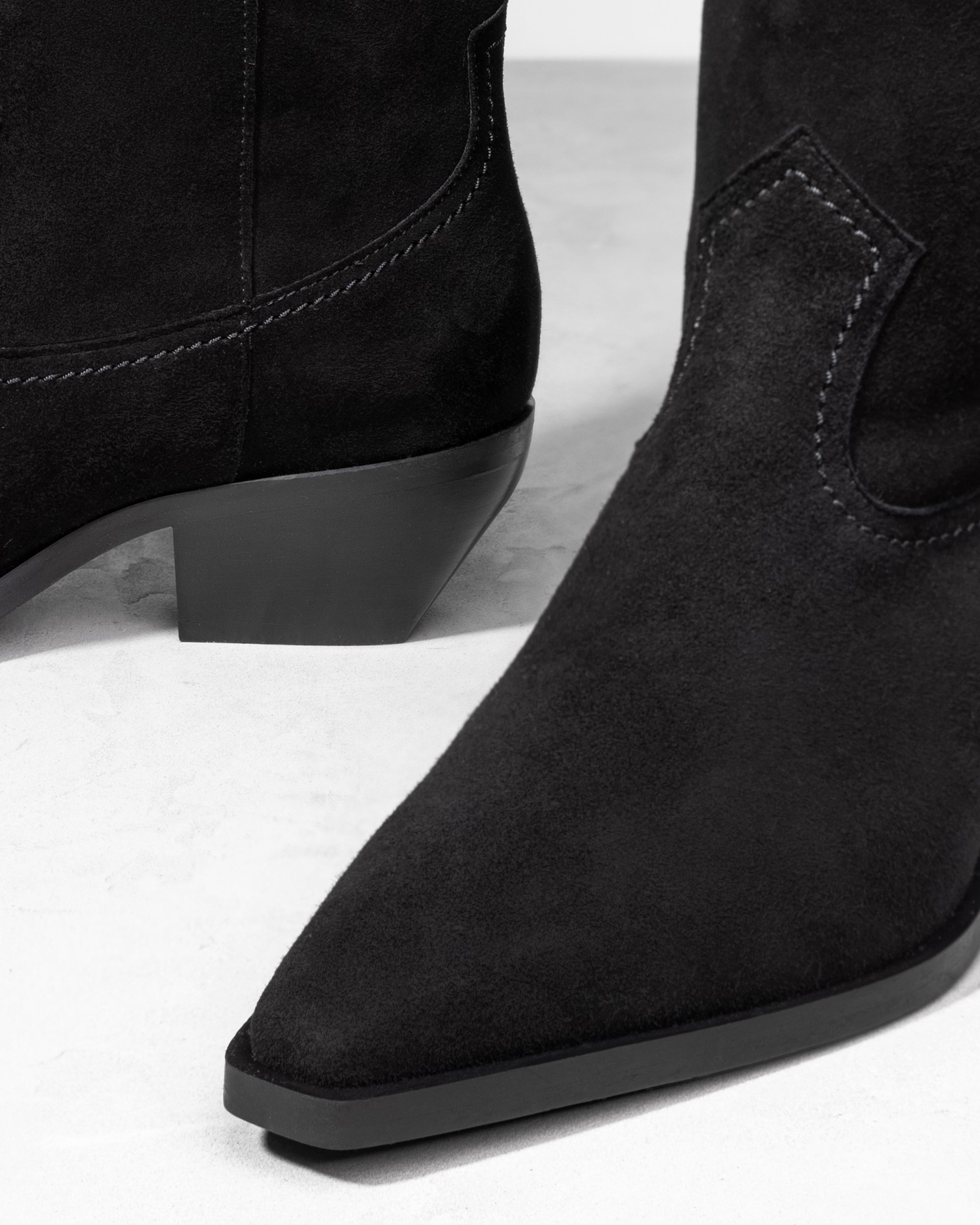 Черные замшевые сапоги