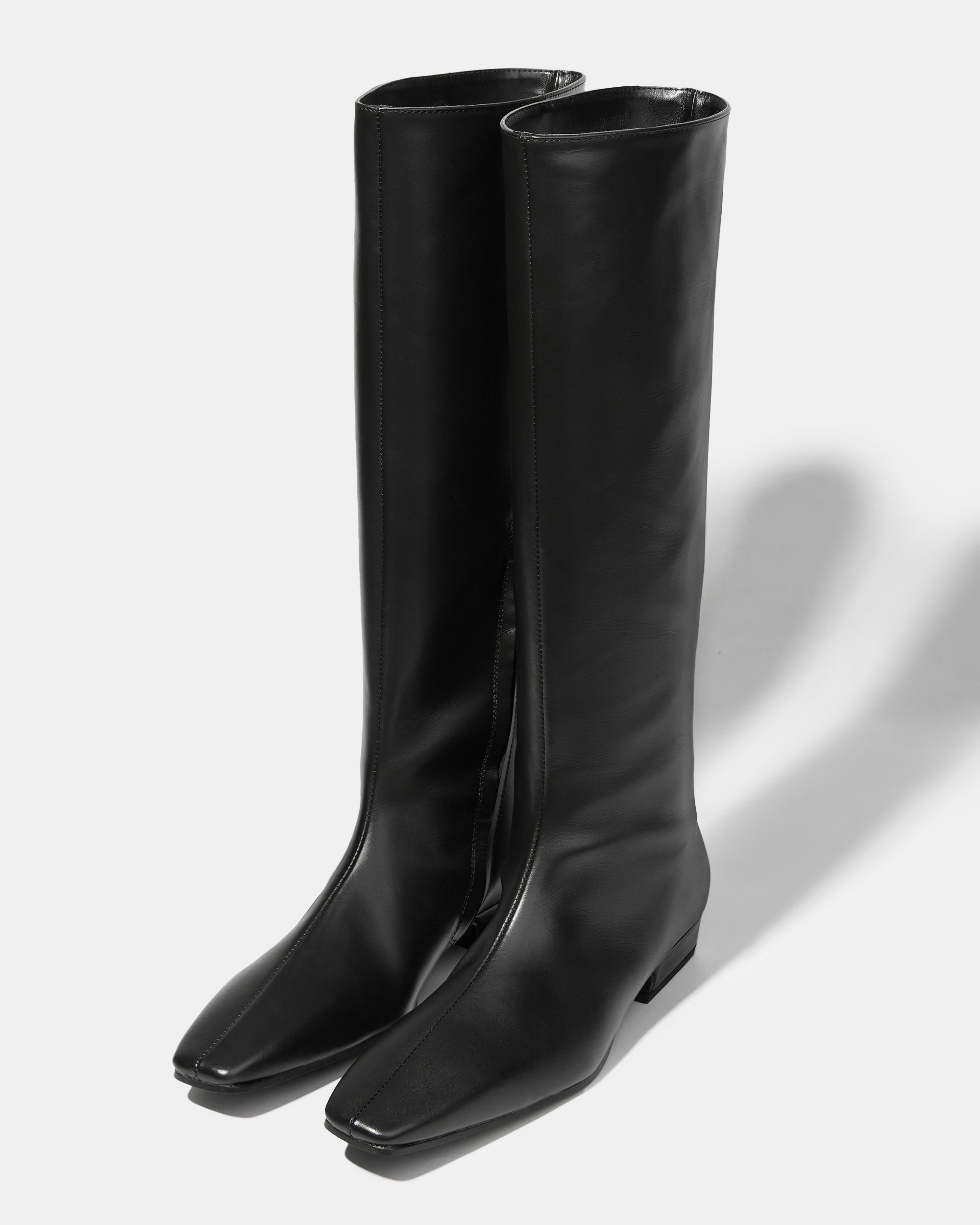 Черные сапоги из натуральной кожи