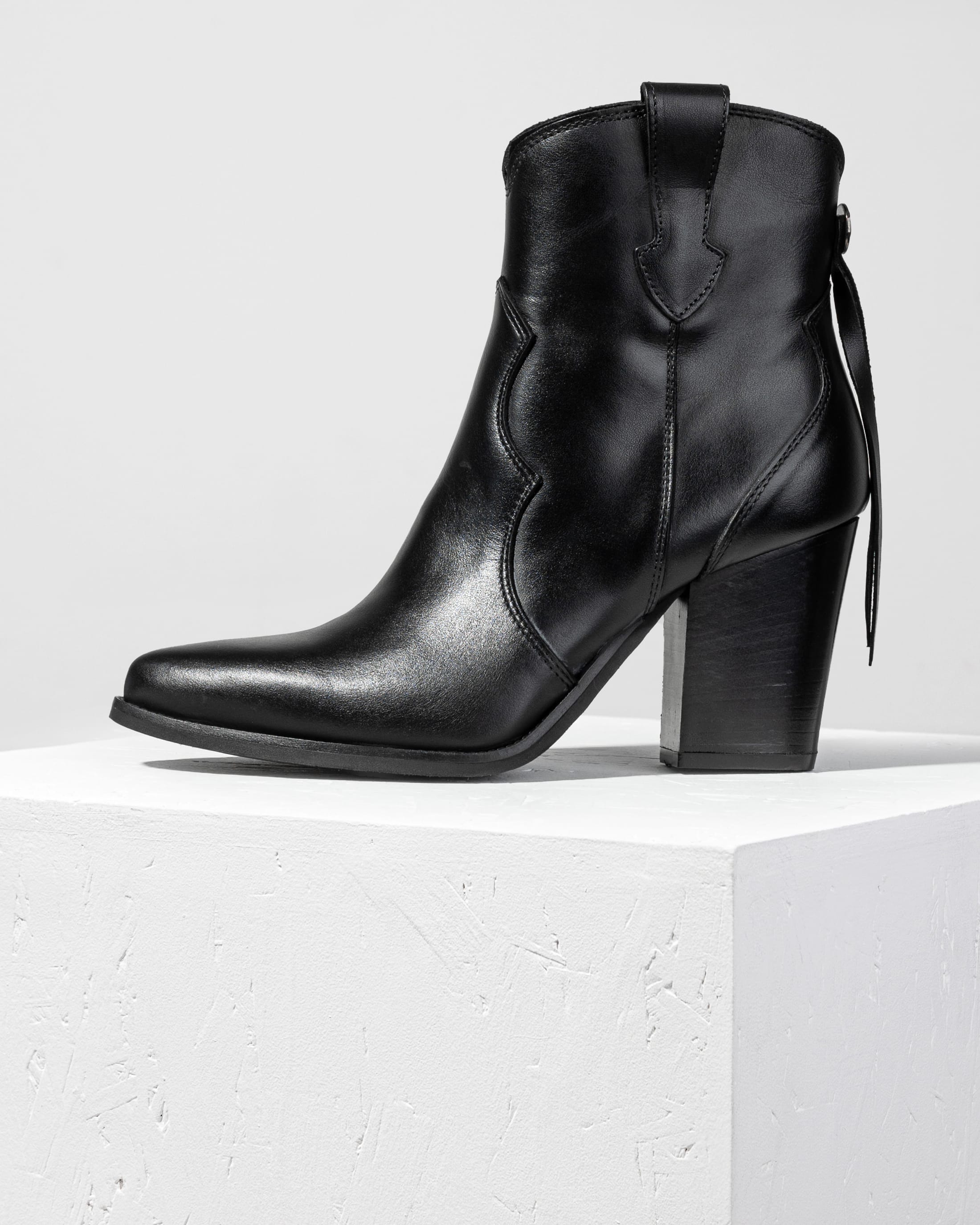 Кожаные казаки на высоком каблуке - Main image