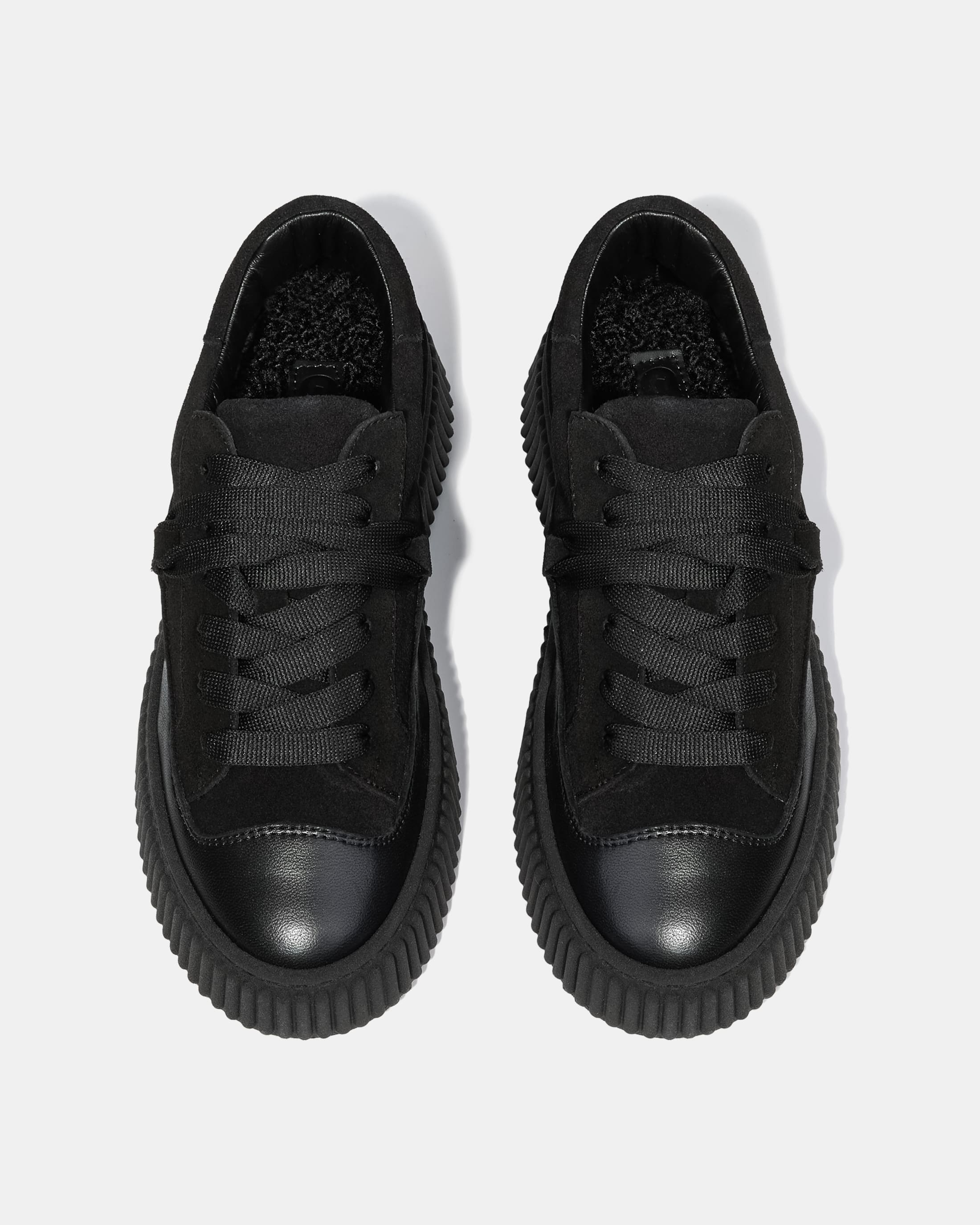 Черные кожаные кроссовки