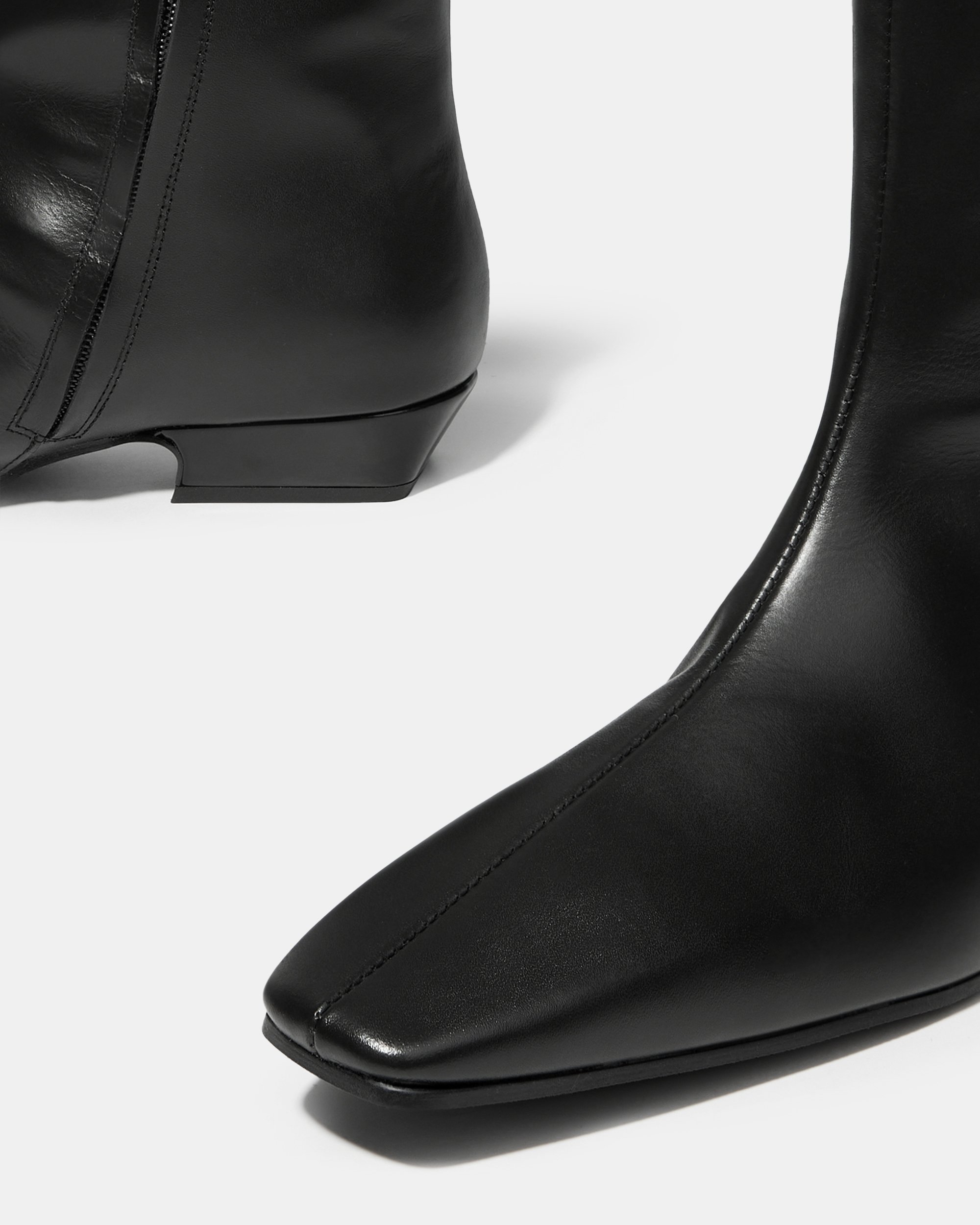 Черные сапоги из натуральной кожи