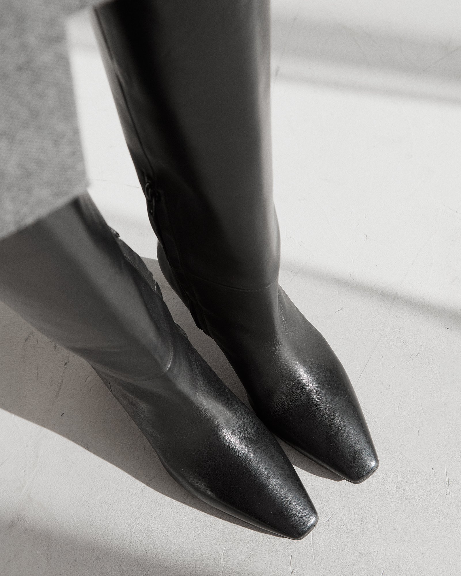 Черные сапоги из натуральной кожи