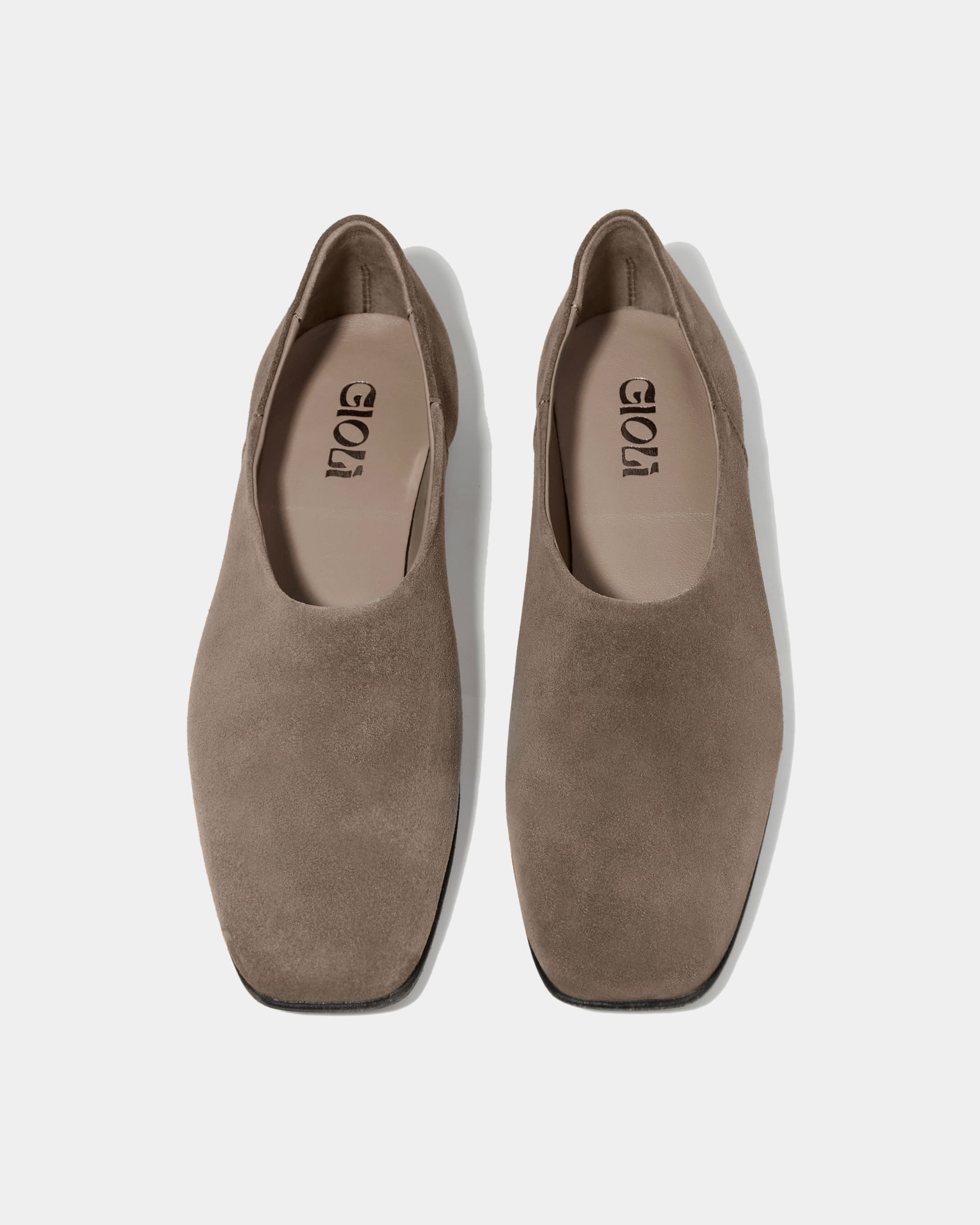 Замшевые туфли цвета таупе