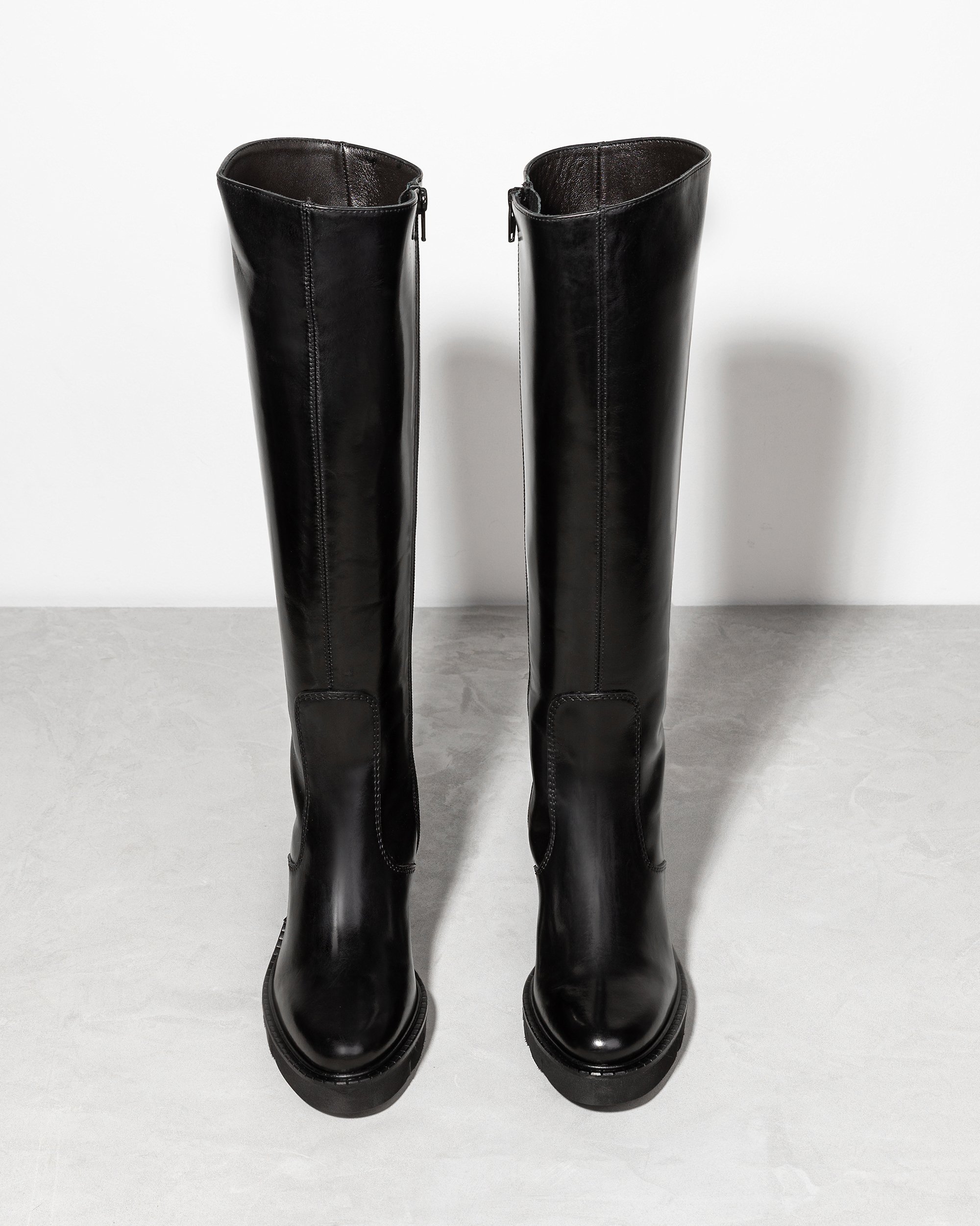 Черные кожаные сапоги