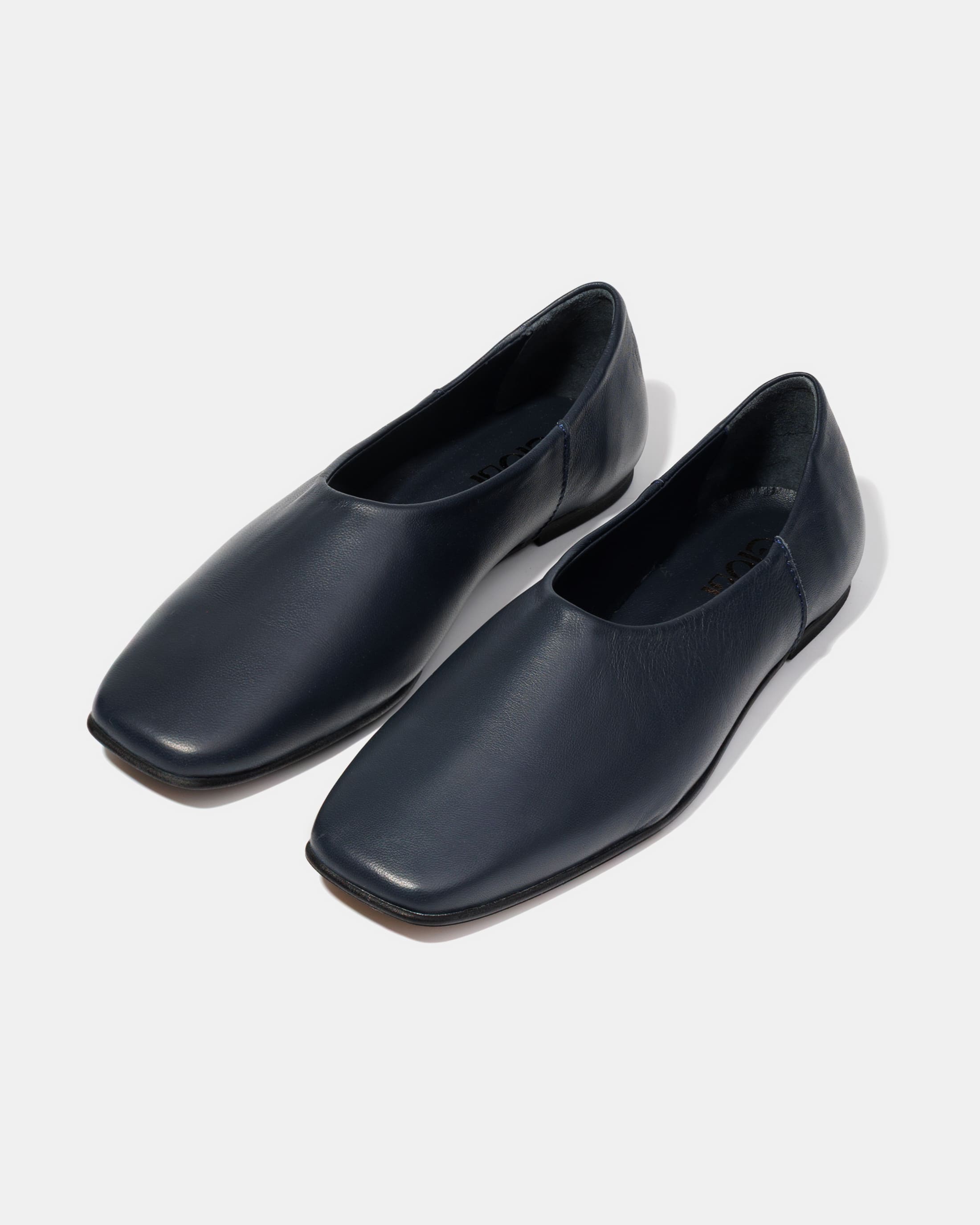 Темно-синие кожаные туфли