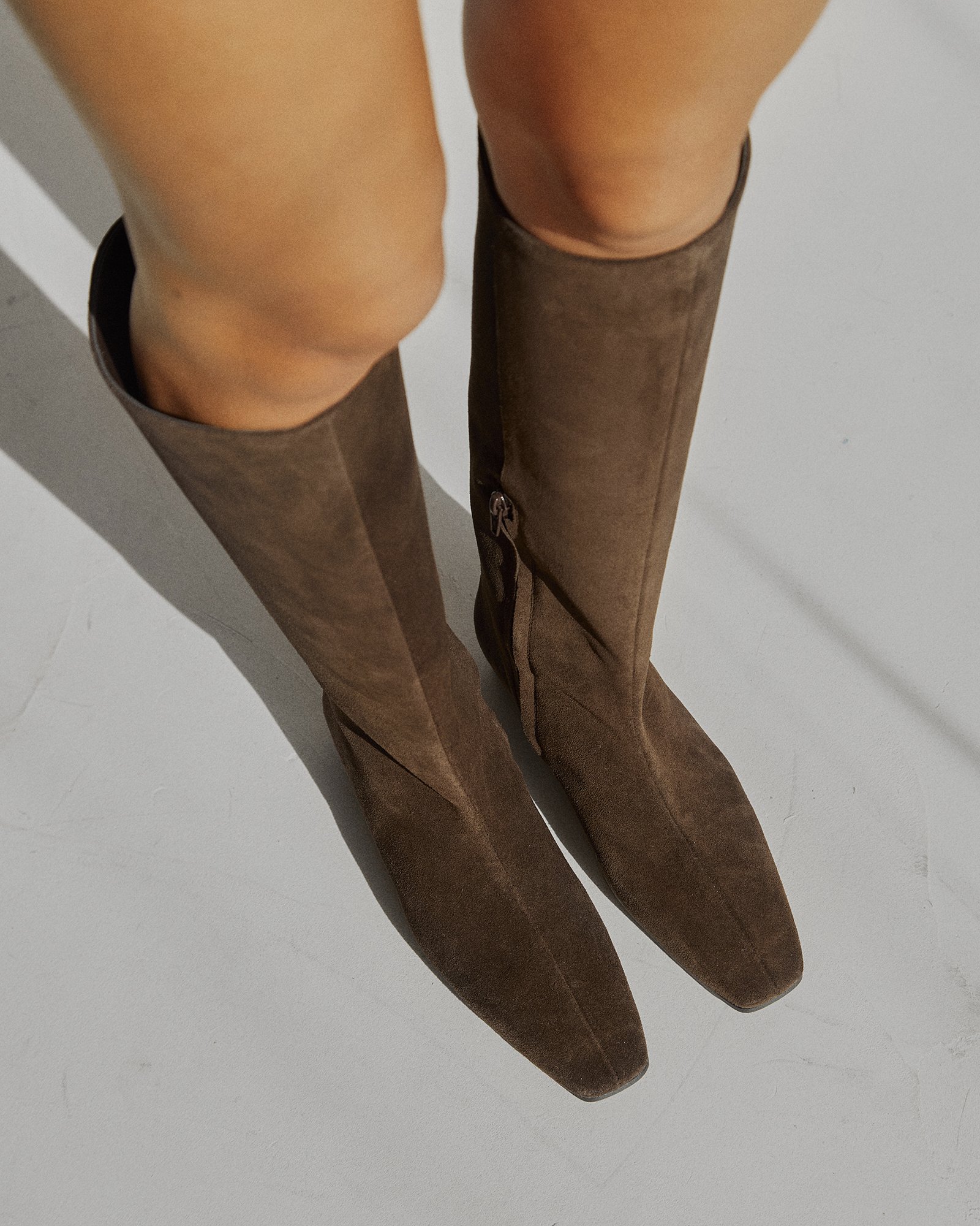 Темно-коричневые замшевые сапоги