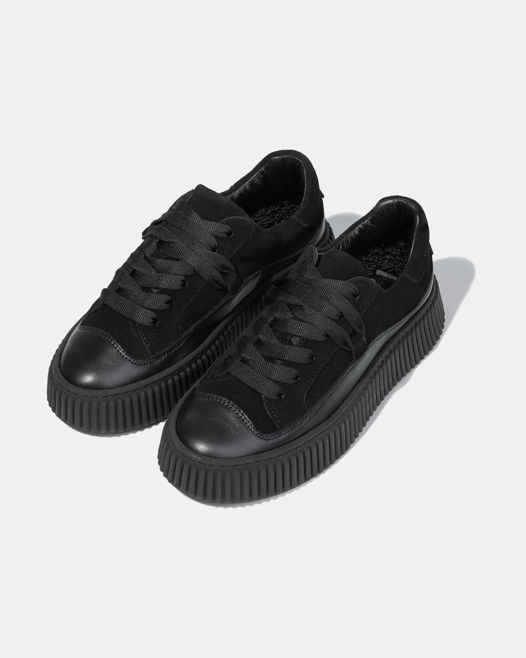 Черные кожаные кроссовки
