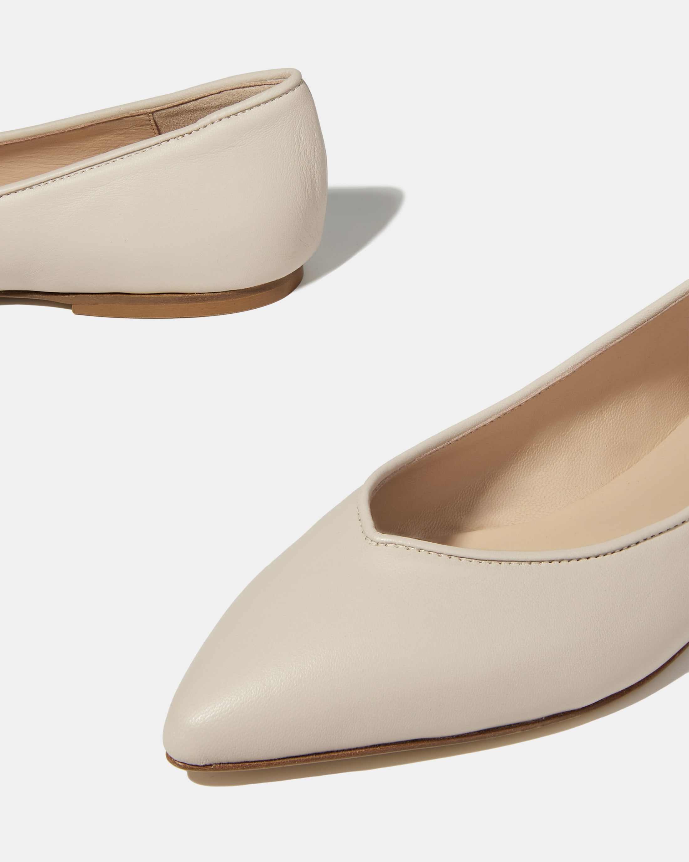 Классические бежевые балетки из натуральной кожи