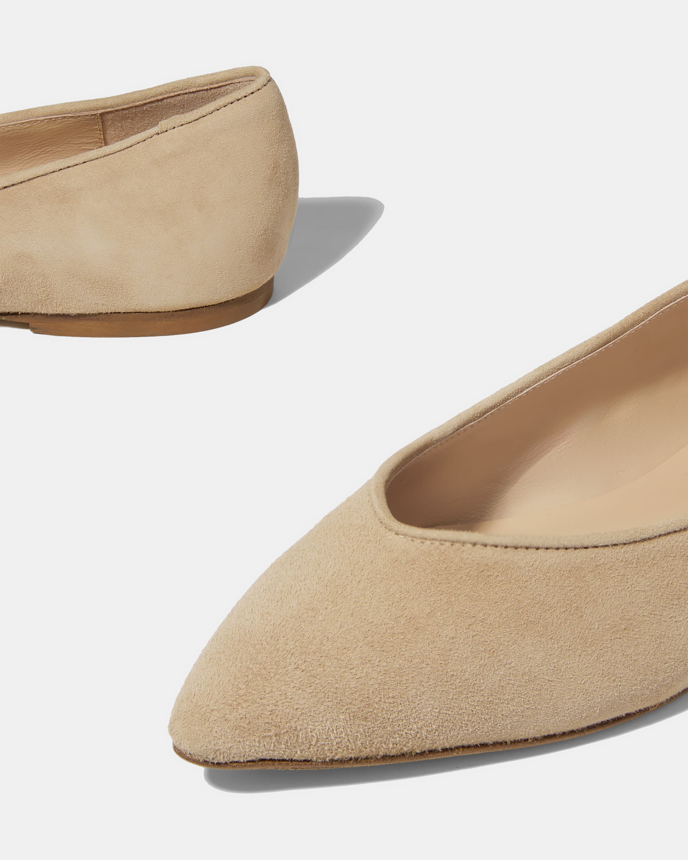 Бежевые замшевые классические балетки