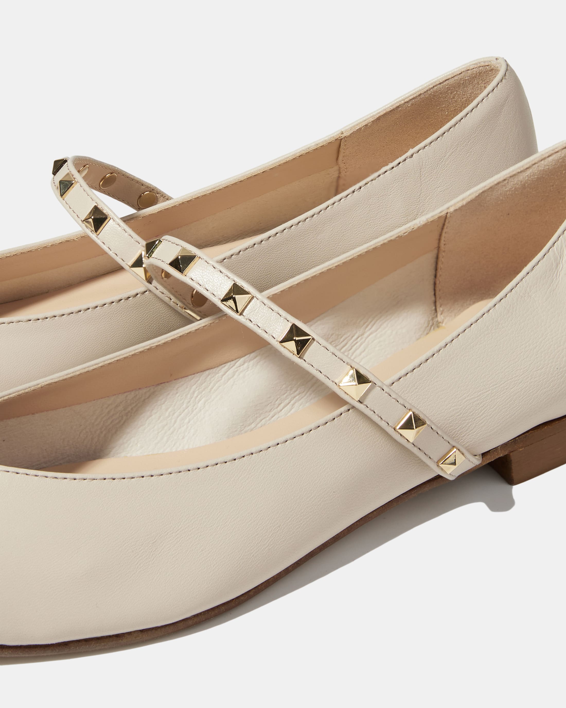 Бежевые остроконечные туфли-мэри джейн с золотыми шипами из натуральной кожи