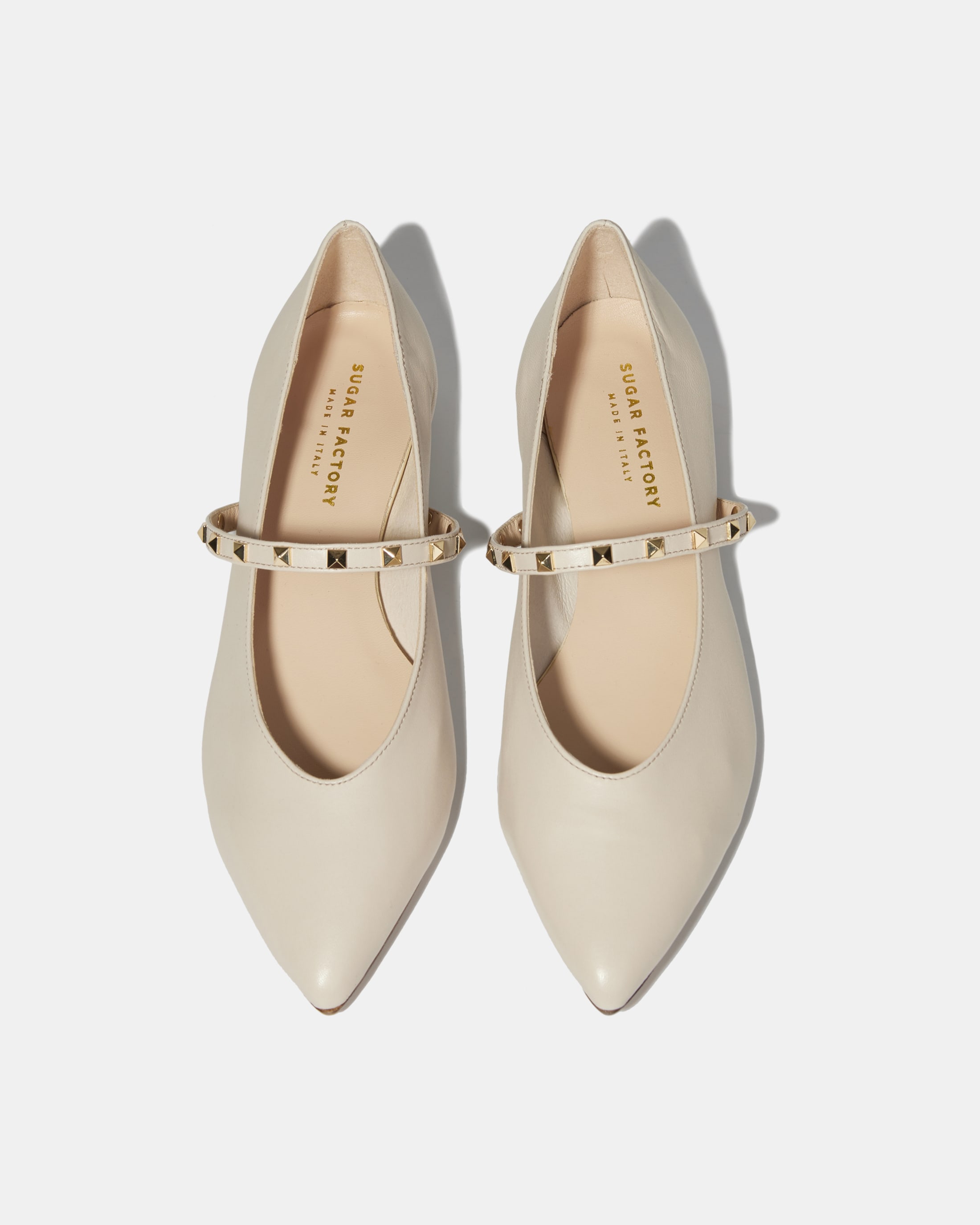 Бежевые остроконечные туфли-мэри джейн с золотыми шипами из натуральной кожи