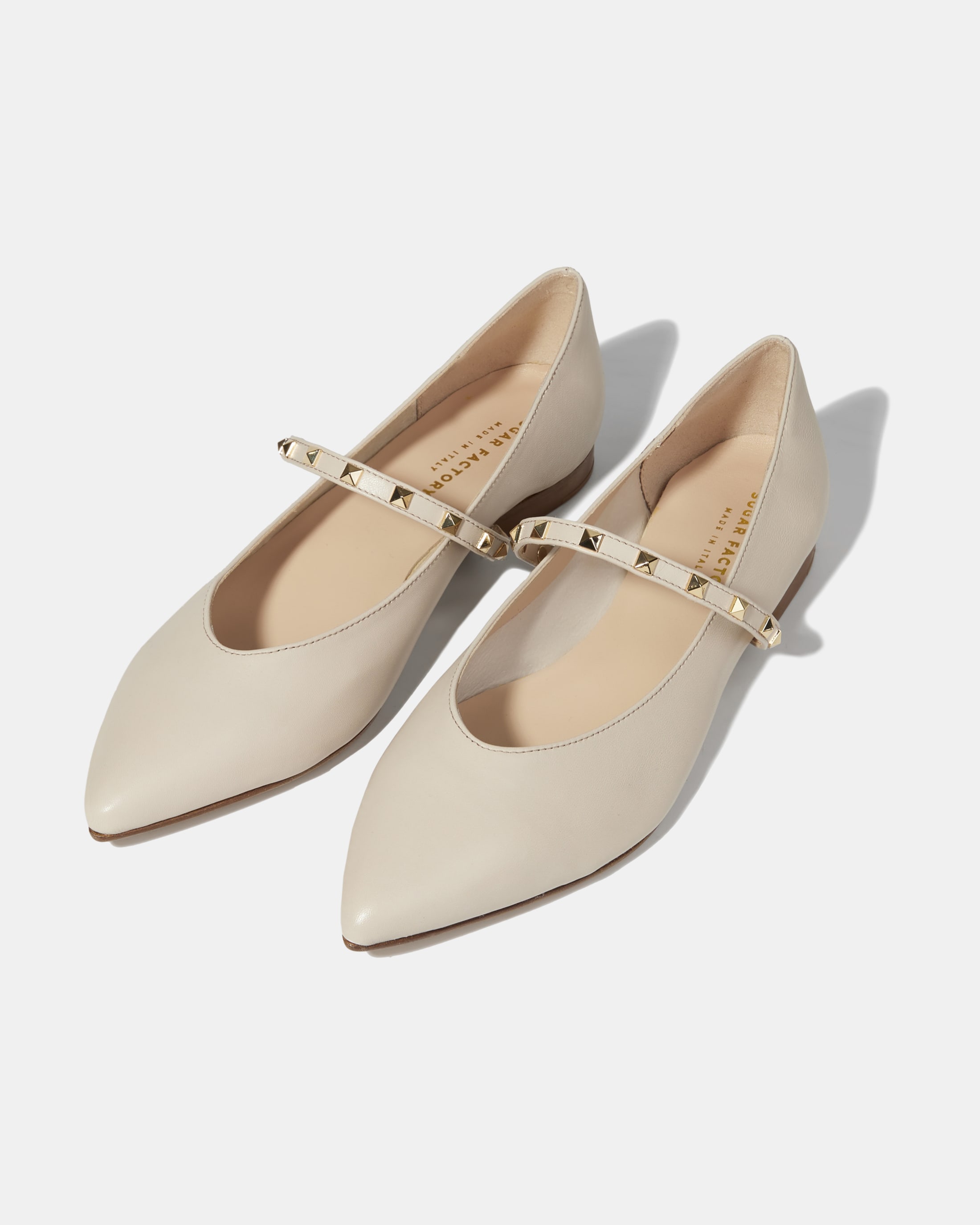 Бежевые остроконечные туфли-мэри джейн с золотыми шипами из натуральной кожи