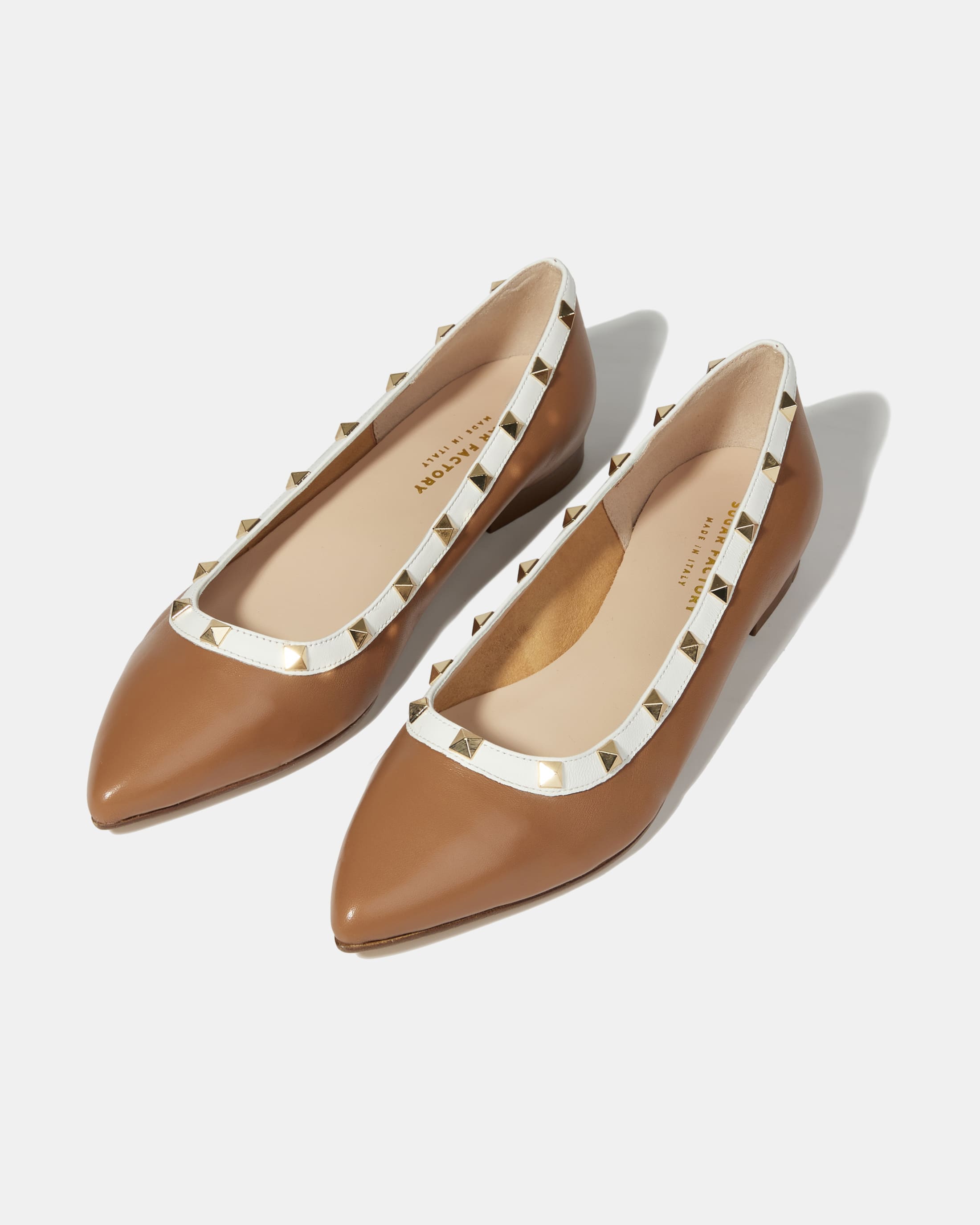 Коричневые балетки из натуральной кожи с белой отделкой и золотыми шипами
