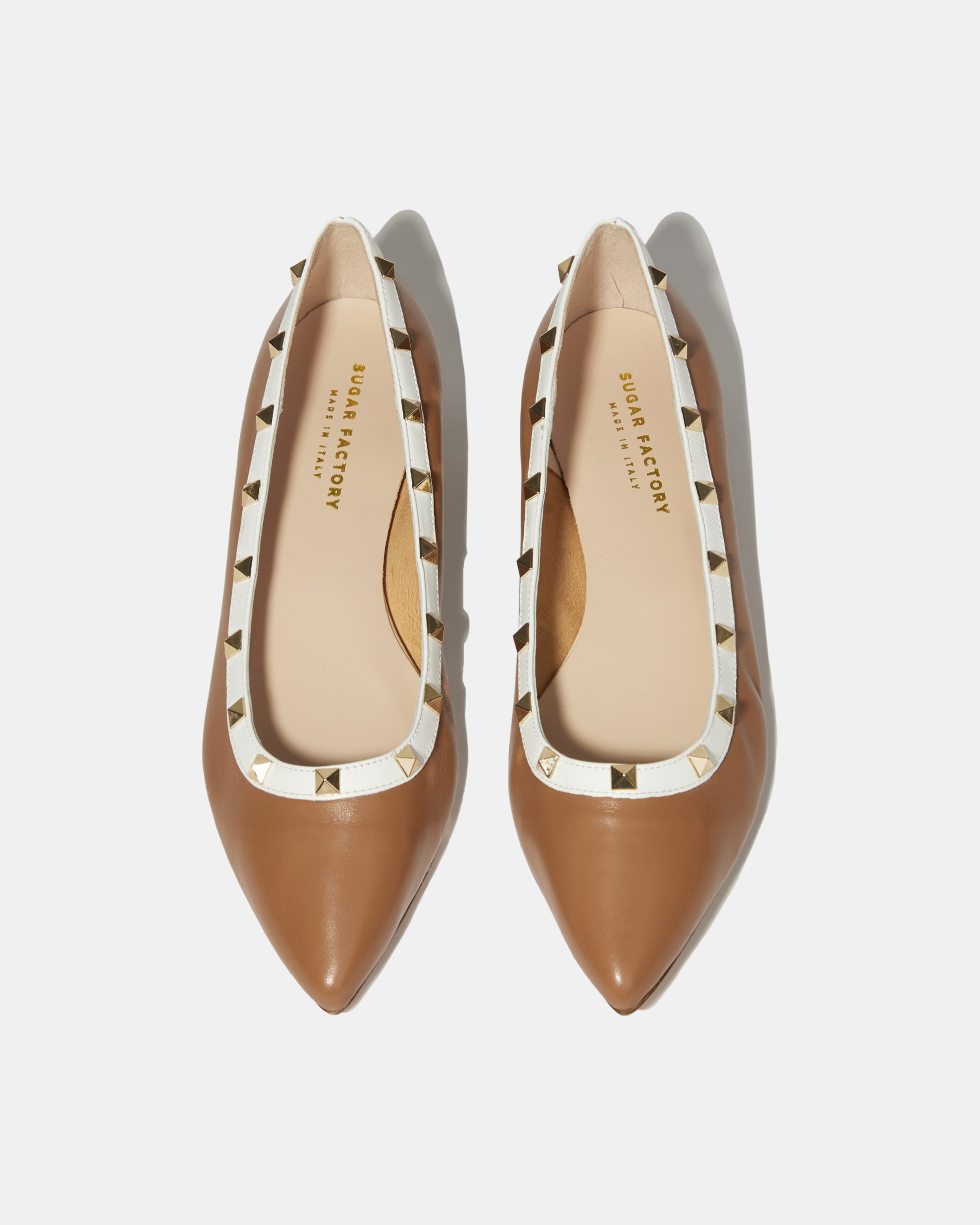 Коричневые балетки из натуральной кожи с белой отделкой и золотыми шипами