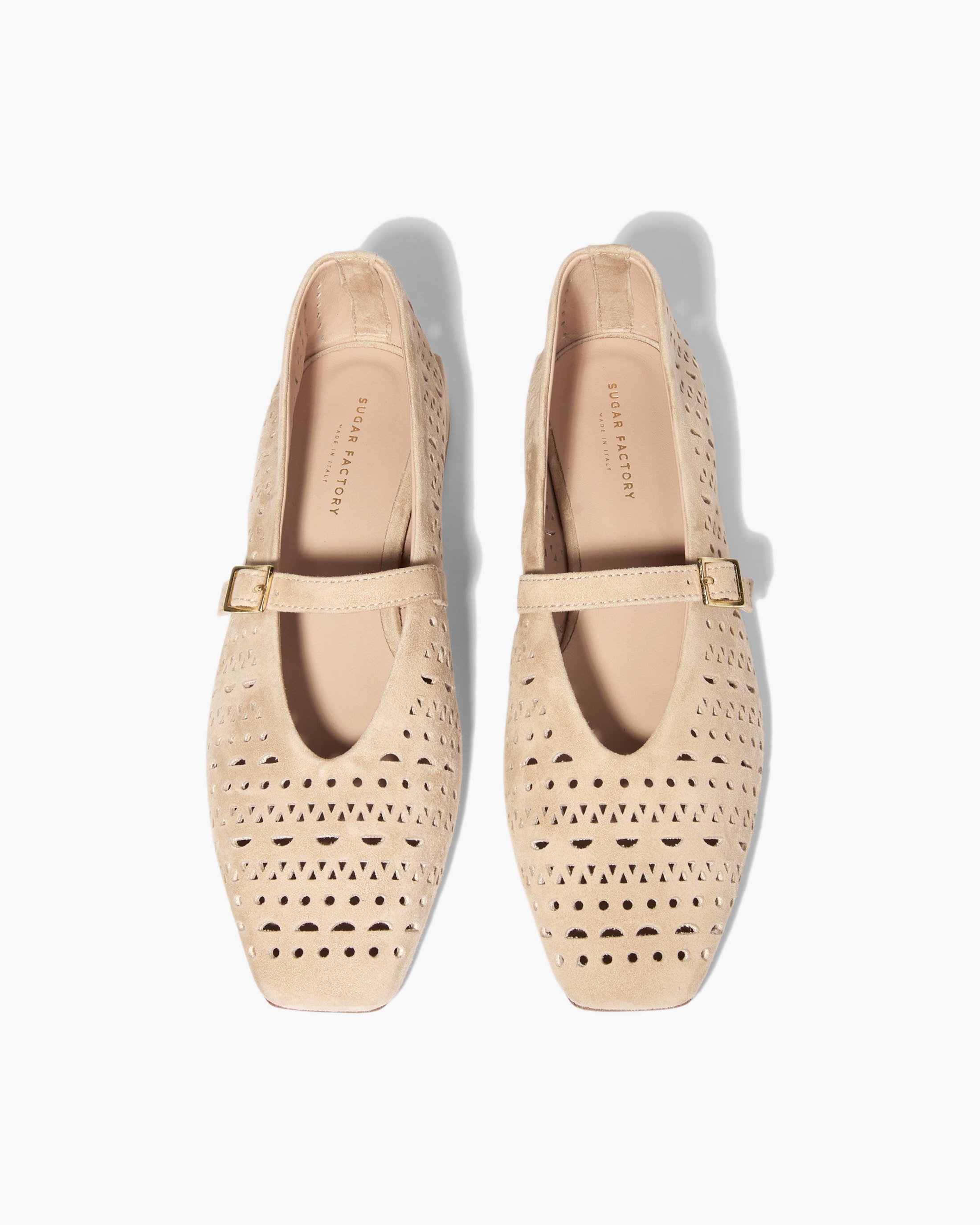 Бежевые замшевые туфли с перфорацией