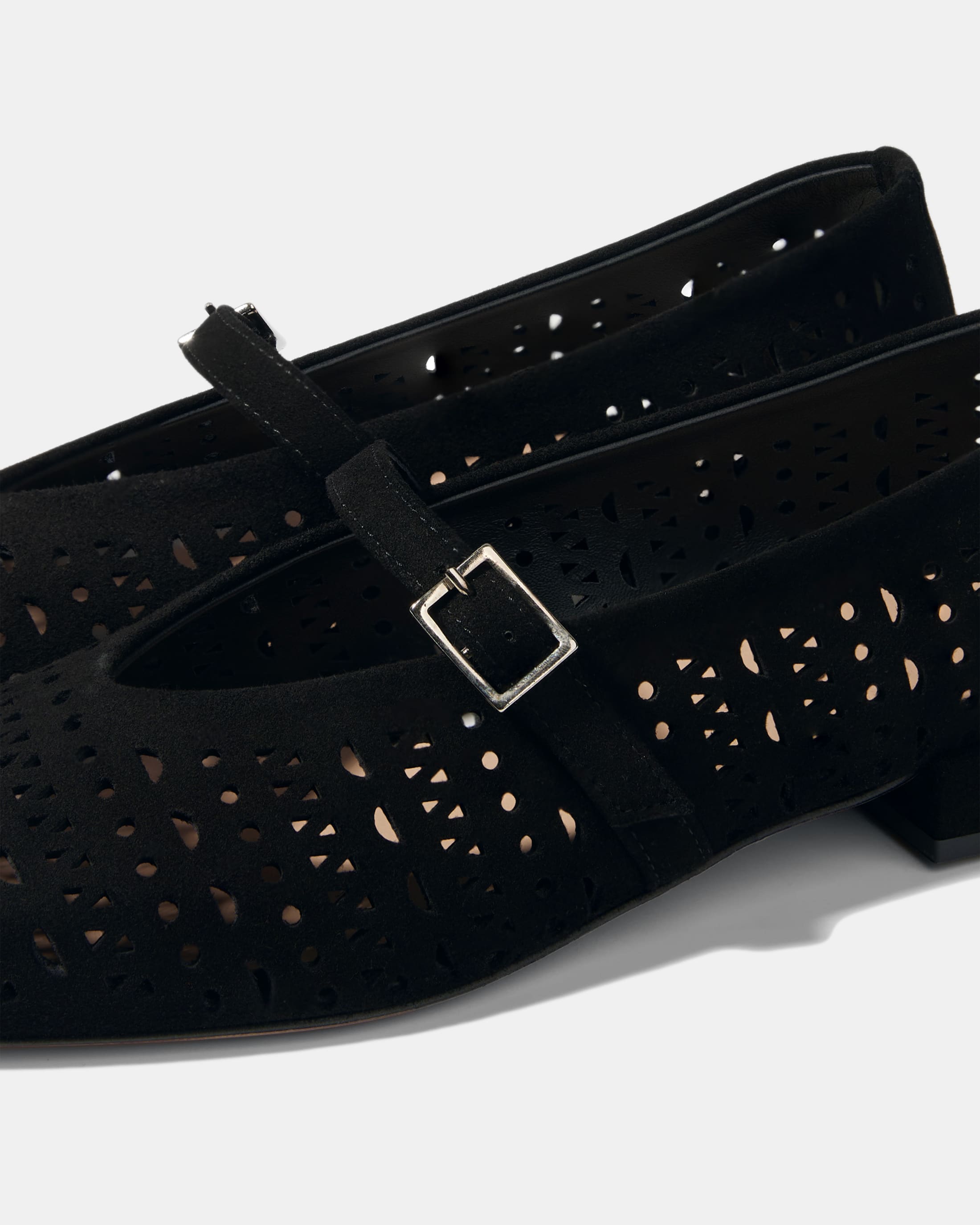 Черные замшевые туфли с перфорацией