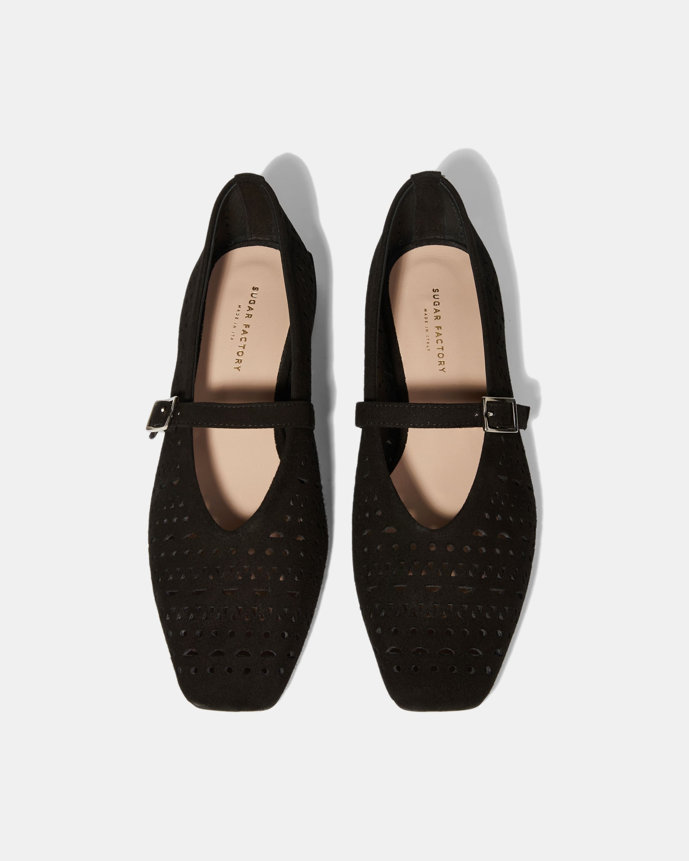 Черные замшевые туфли с перфорацией