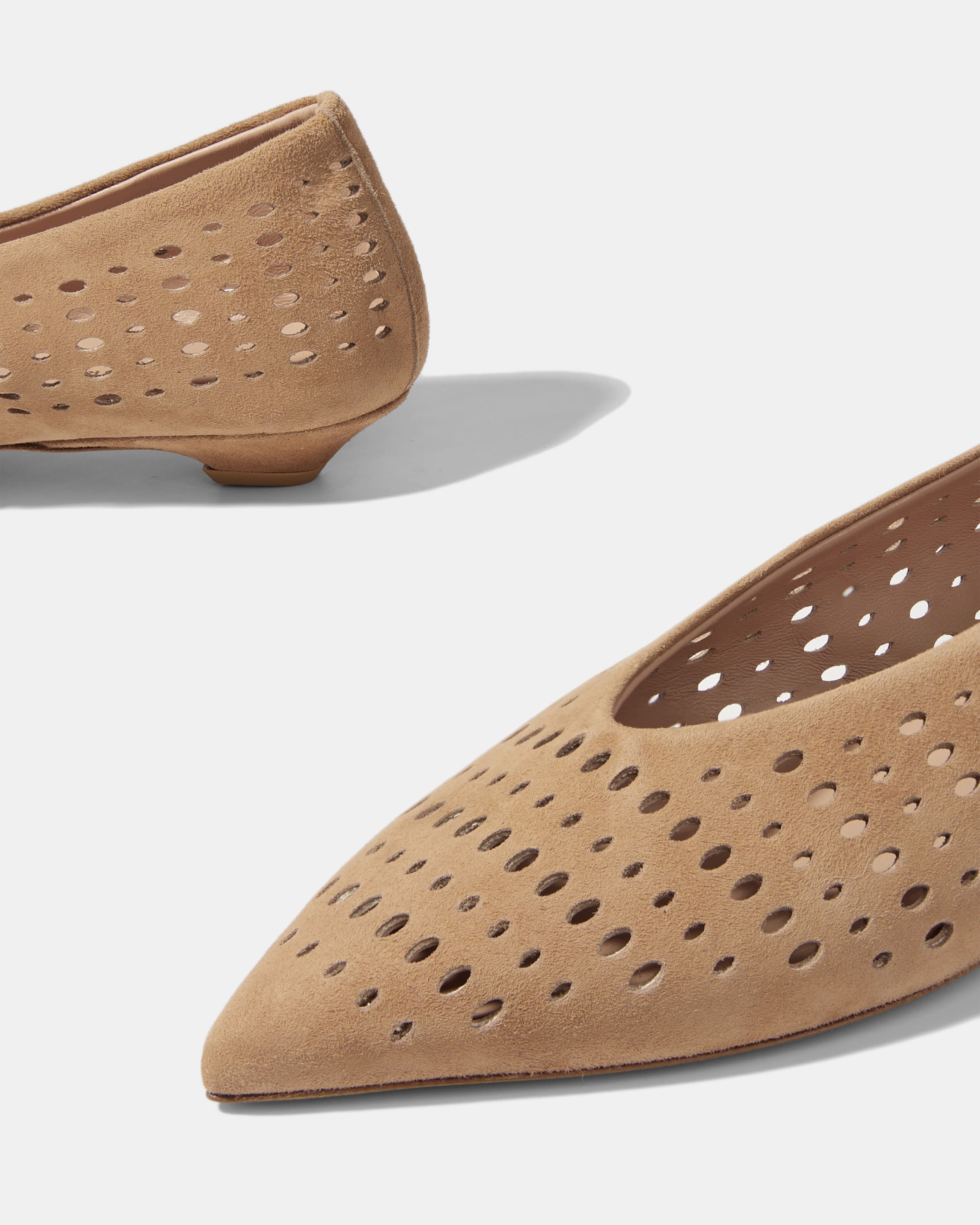 Бежевые замшевые туфли с перфорацией