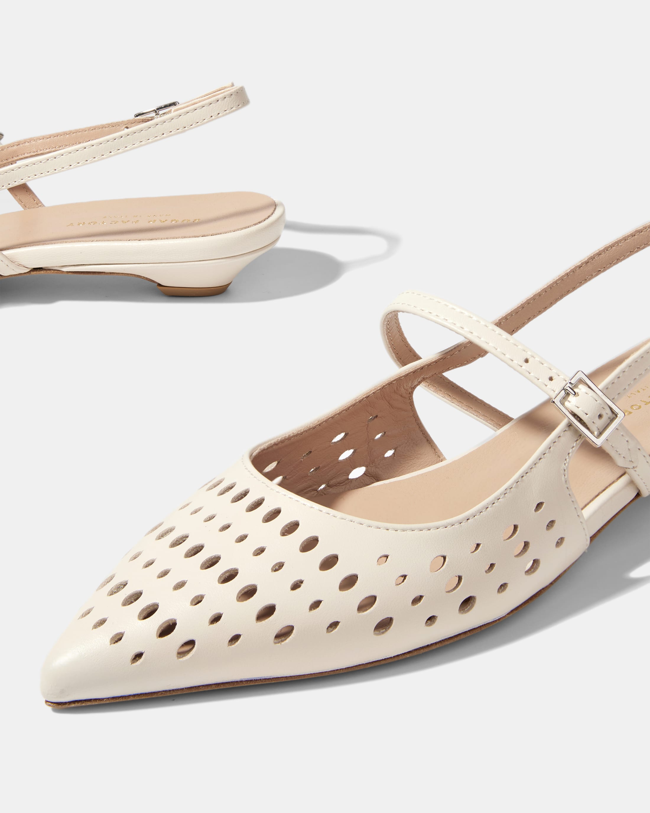 Белые перфорированные туфли-слингбэк 