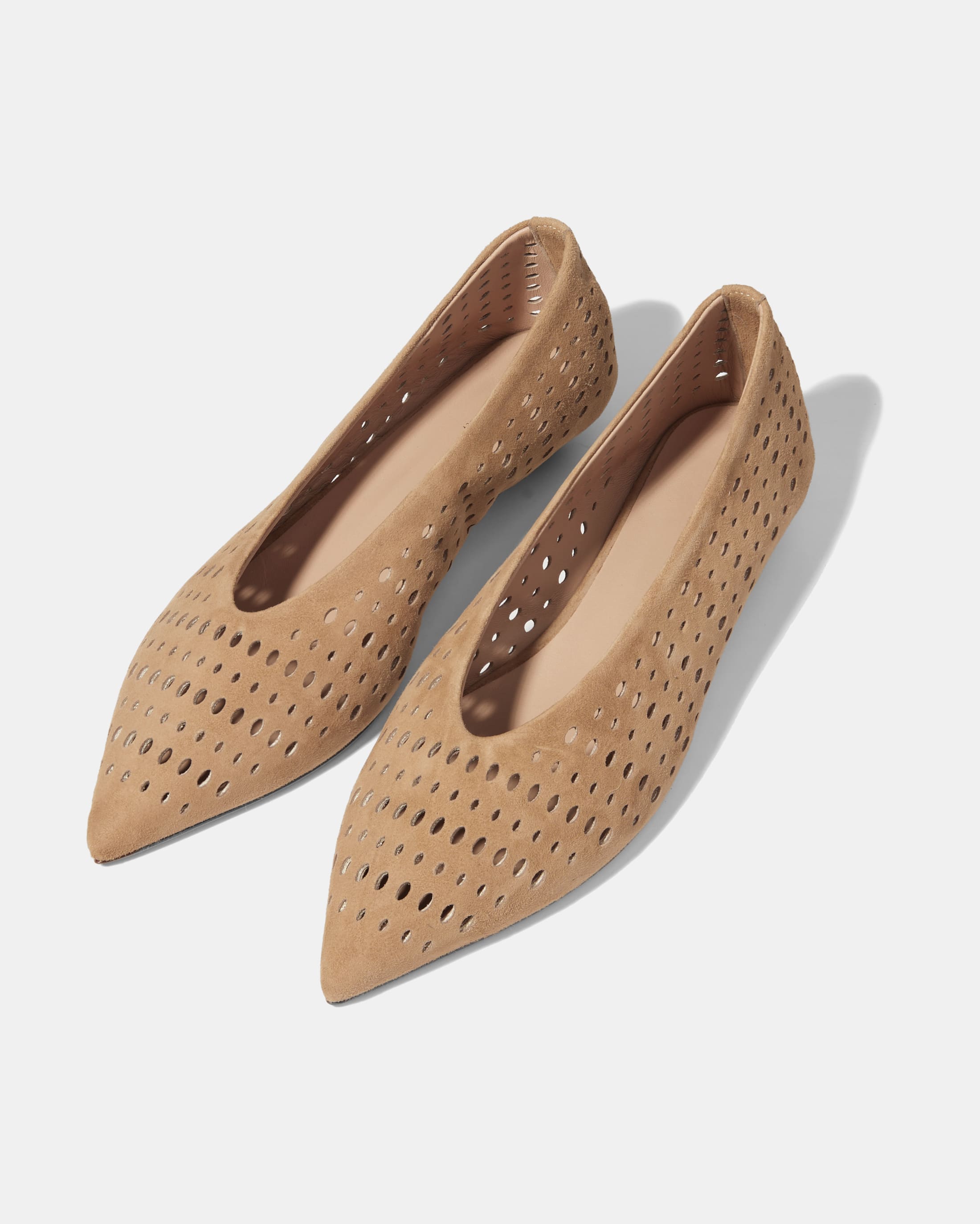 Бежевые замшевые туфли с перфорацией