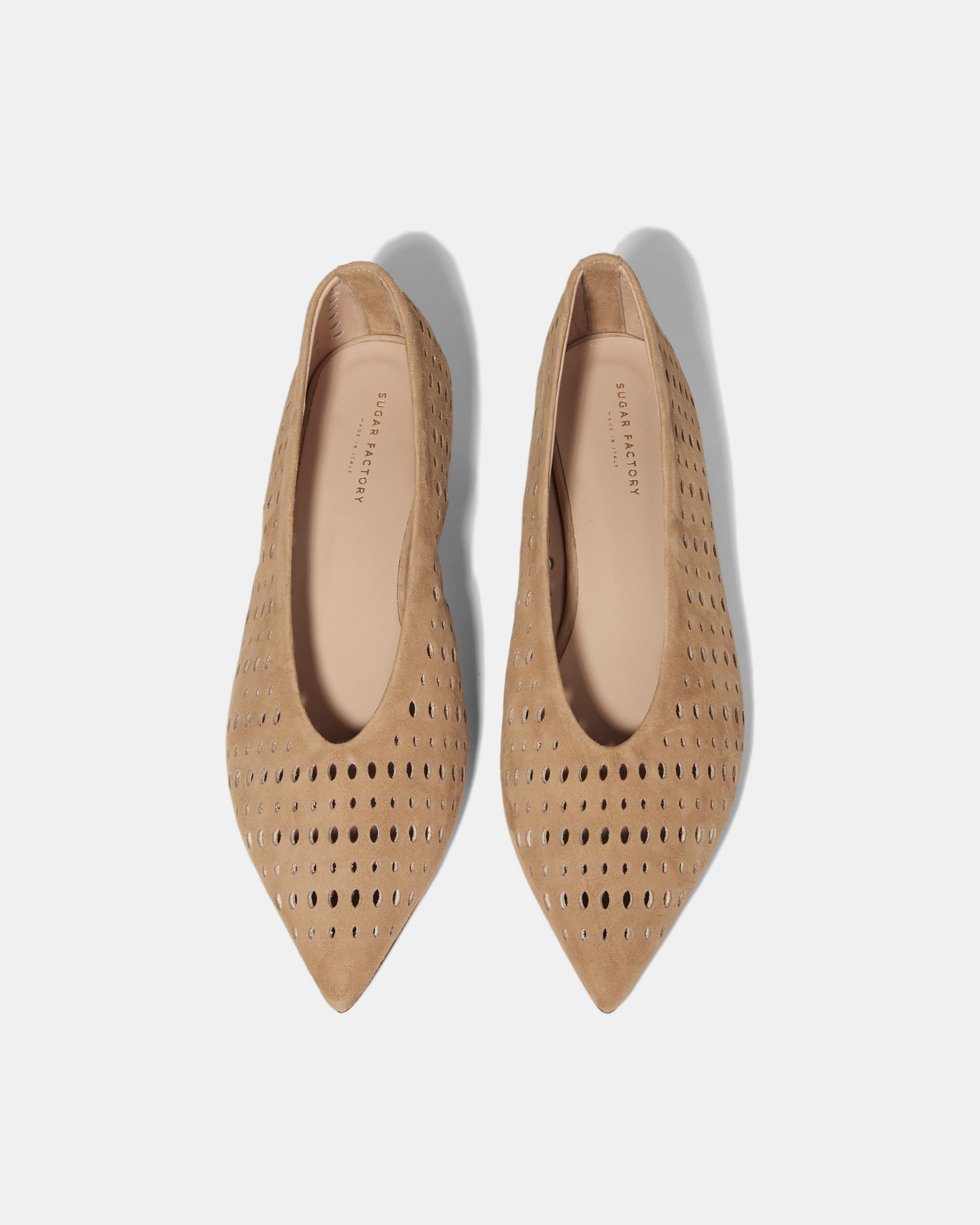 Бежевые замшевые туфли с перфорацией