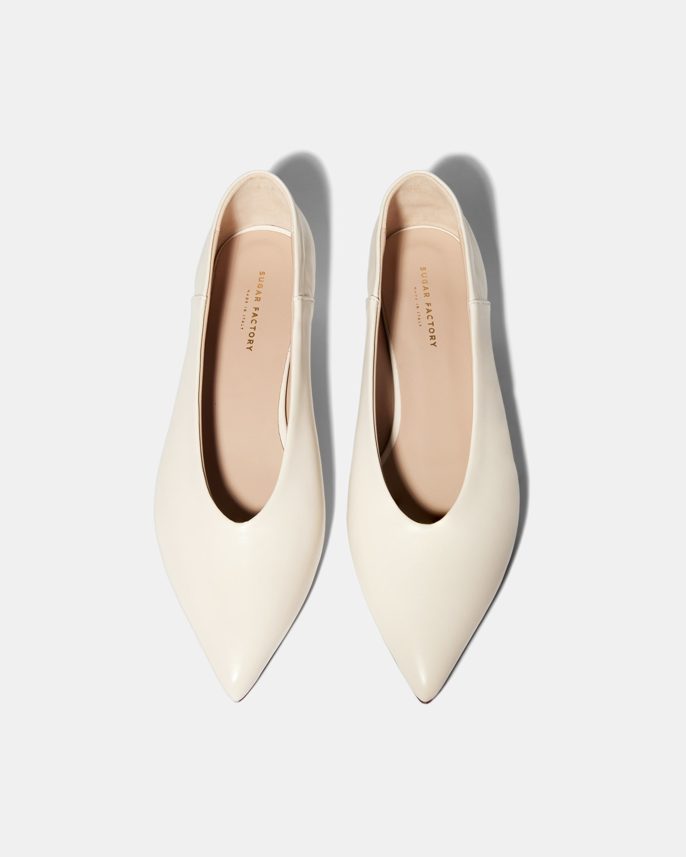 Белые туфли на низком каблуке из натуральной кожи