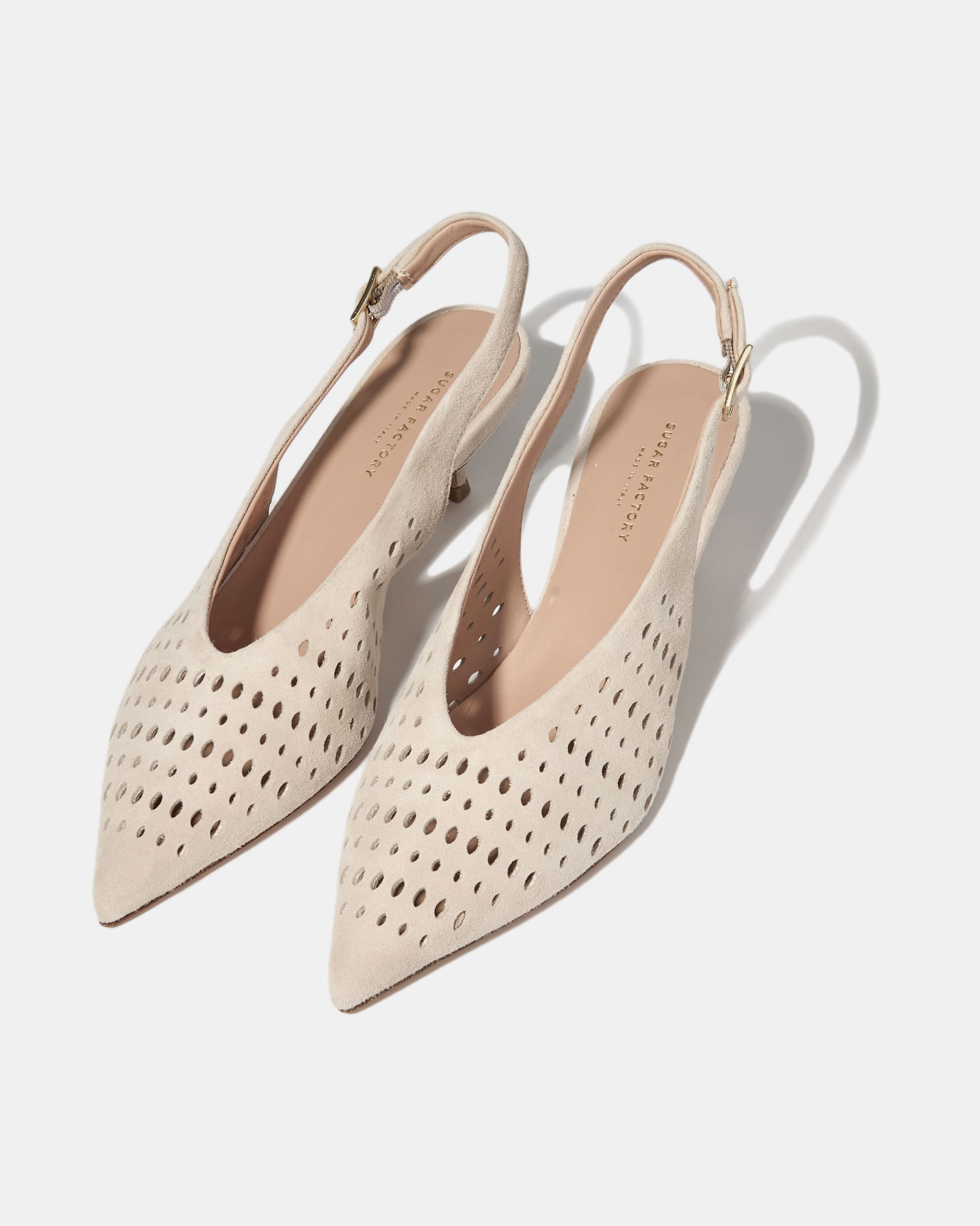 Серые туфли-слингбэк с перфорацией из натуральной замши