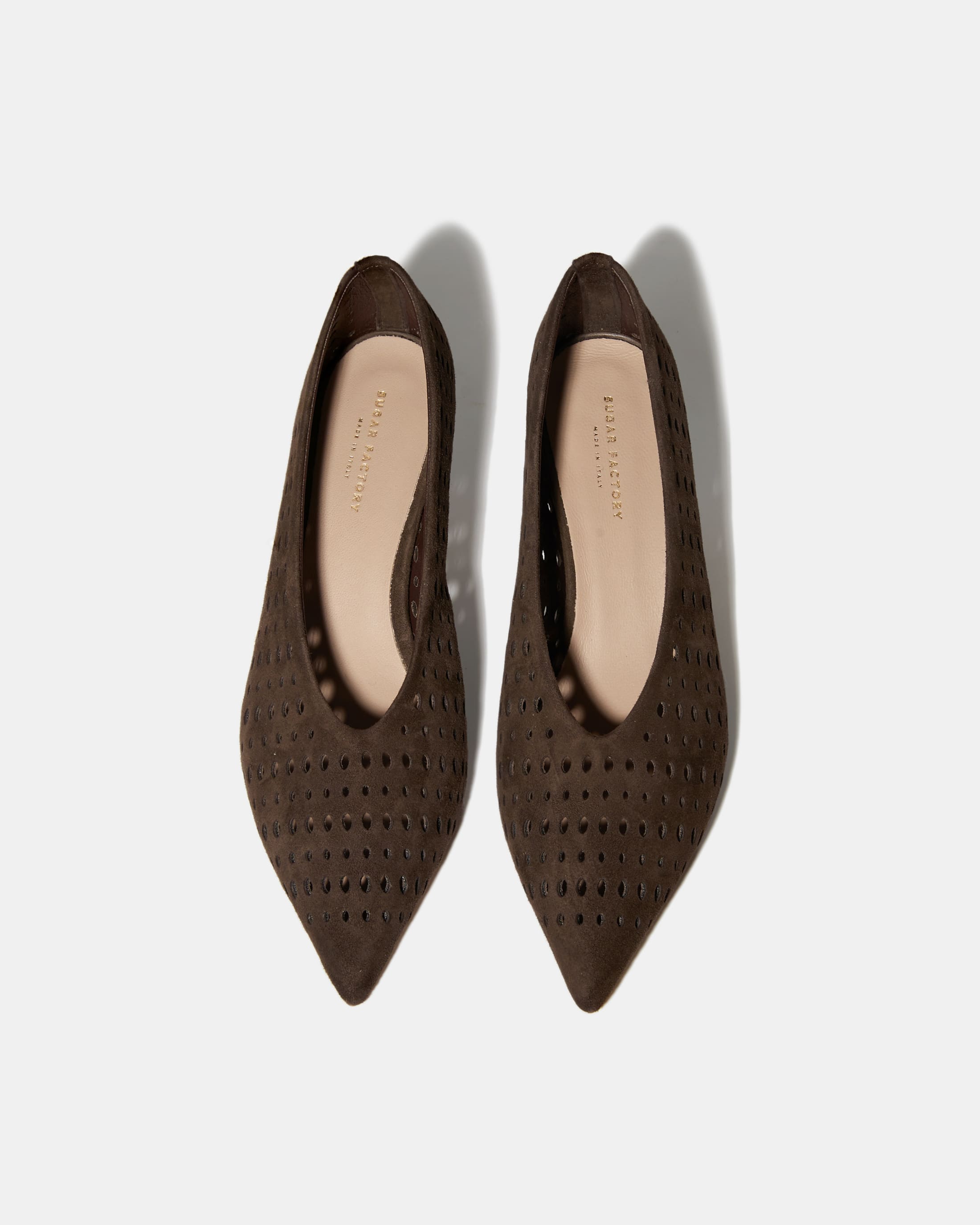 Коричневые замшевые туфли с перфорацией
