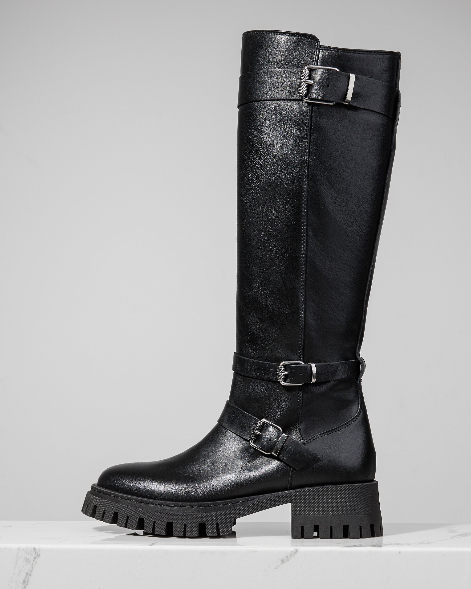 Черные кожаные сапоги