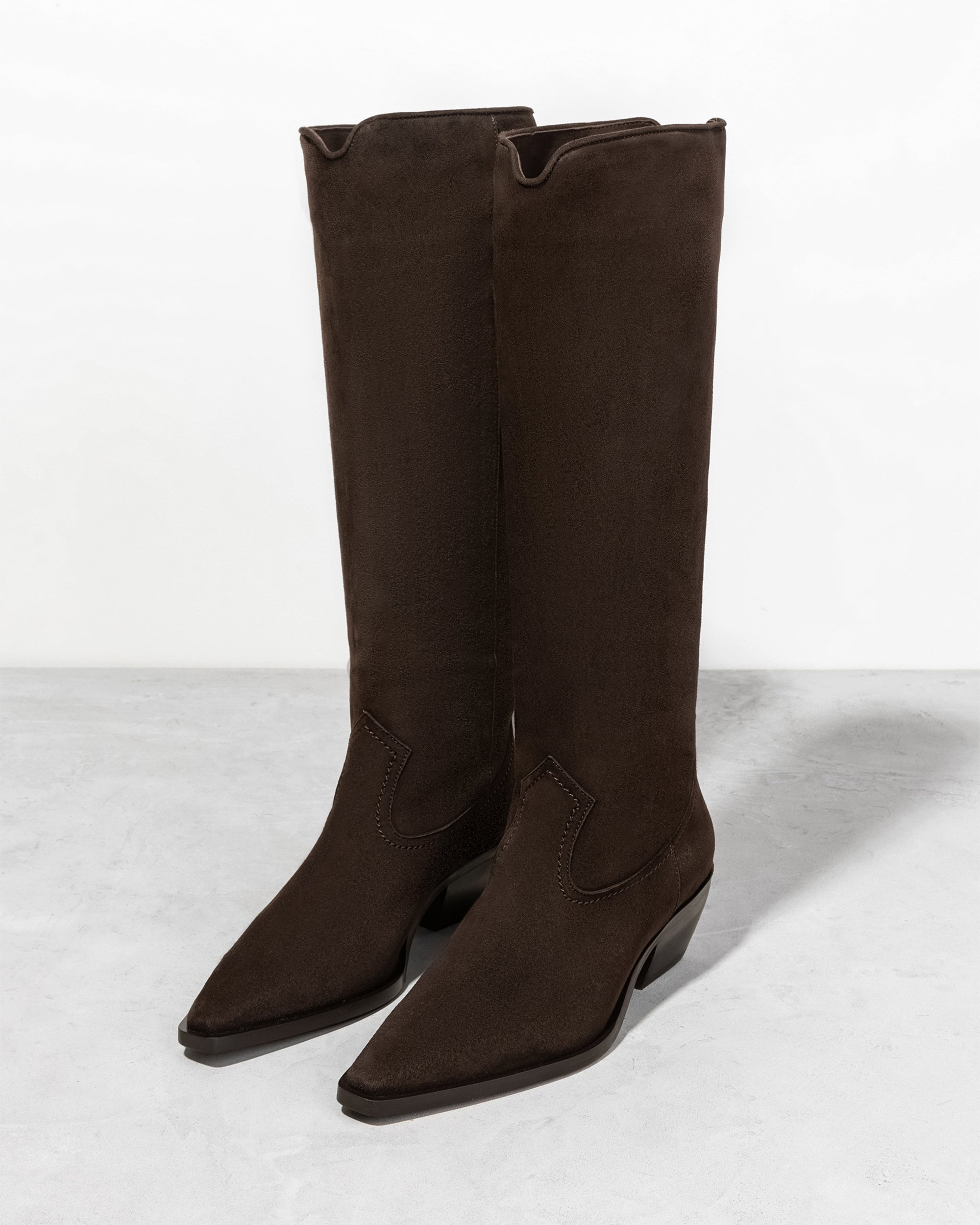 Сапоги из темно-коричневой замши