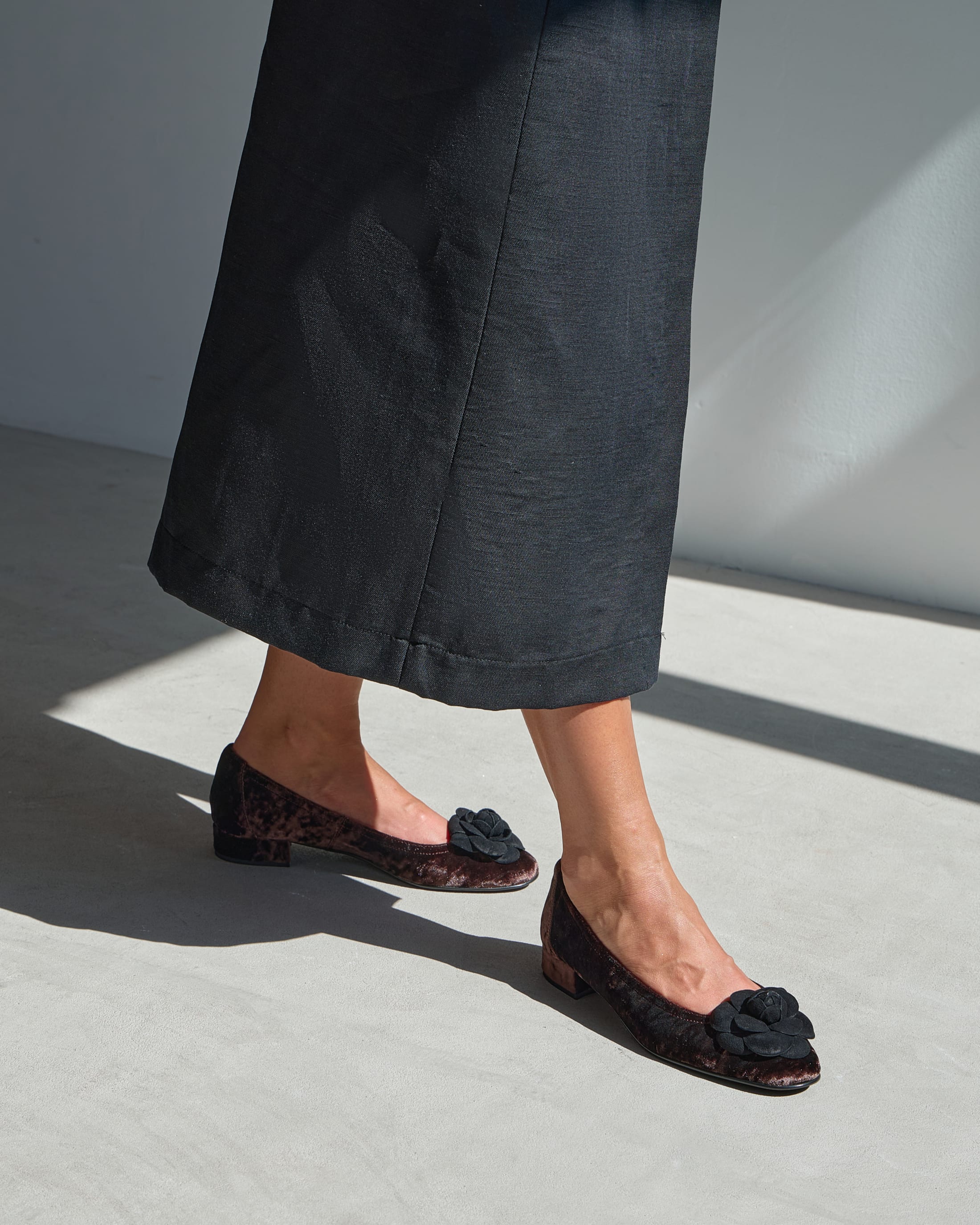 Темно-шоколадные бархатные туфли - Image 5 of 6