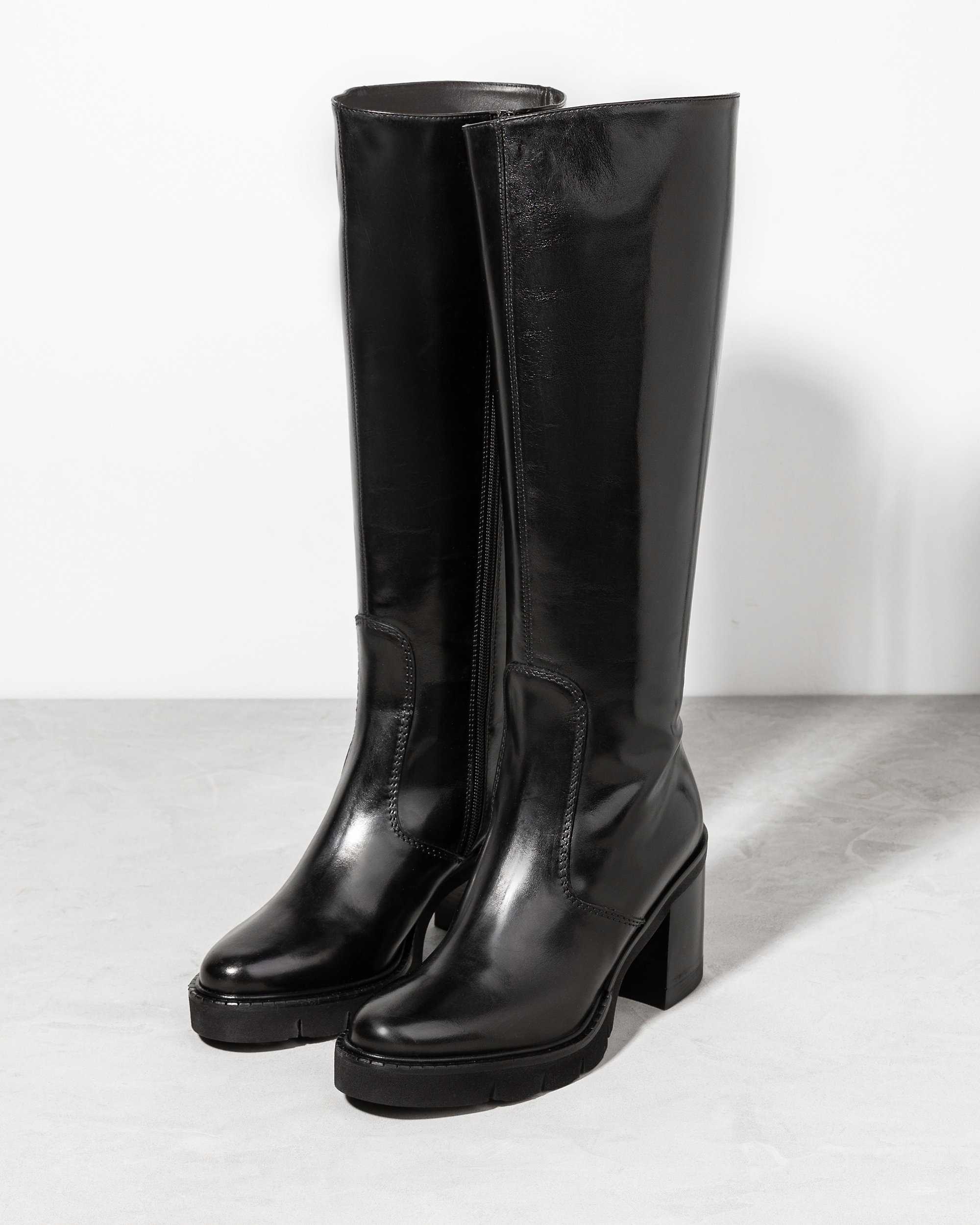 Черные кожаные сапоги