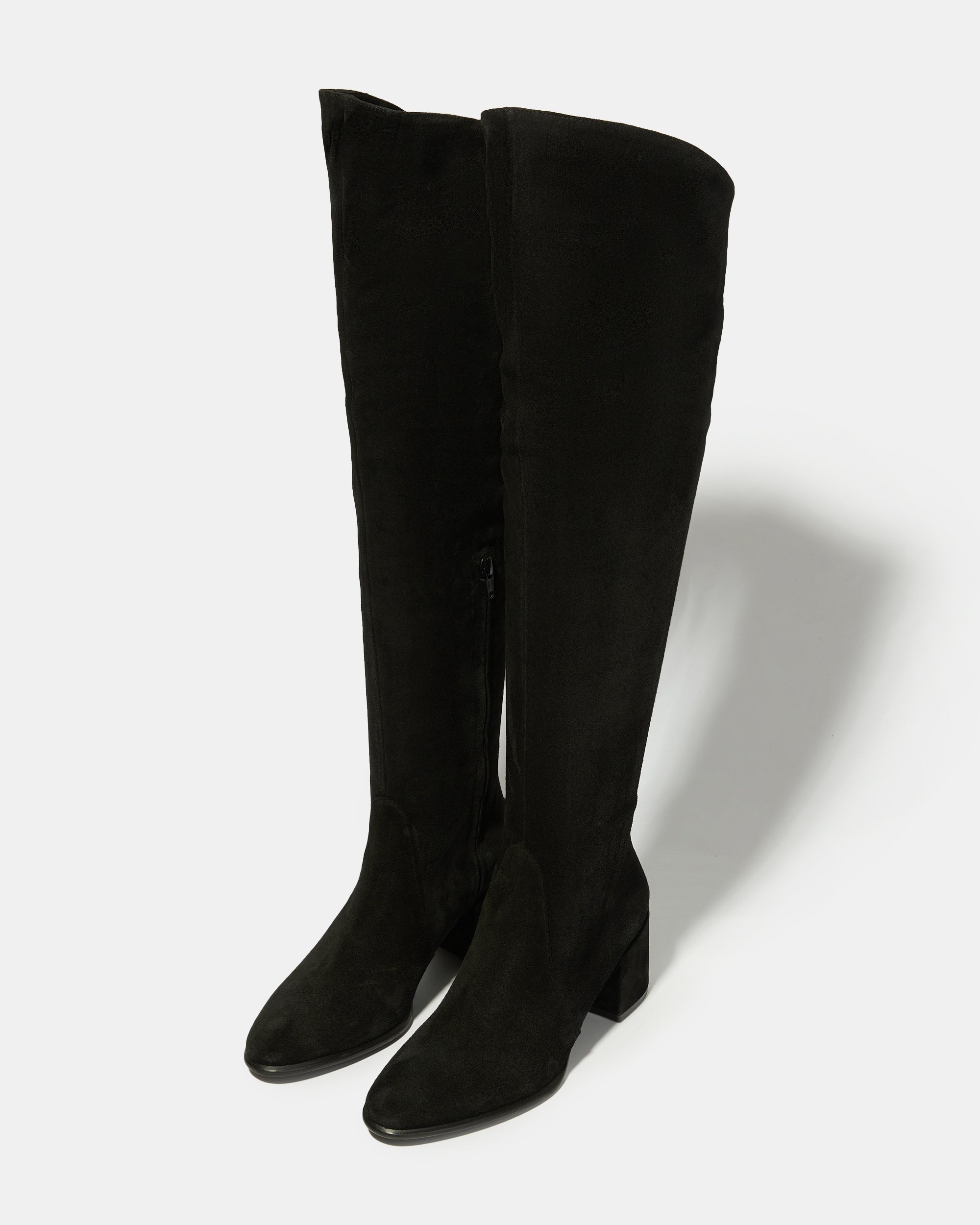 Черные замшевые сапоги