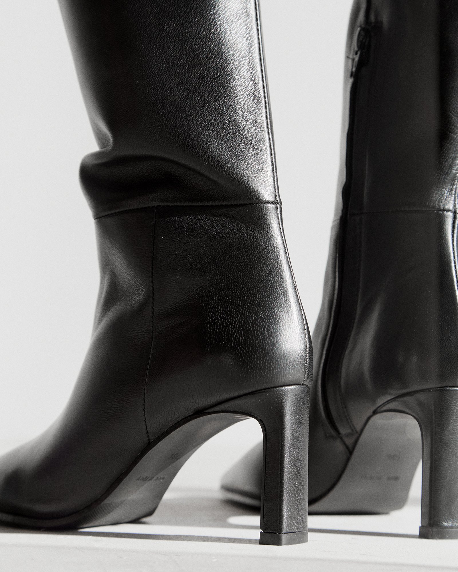 Черные сапоги из натуральной кожи