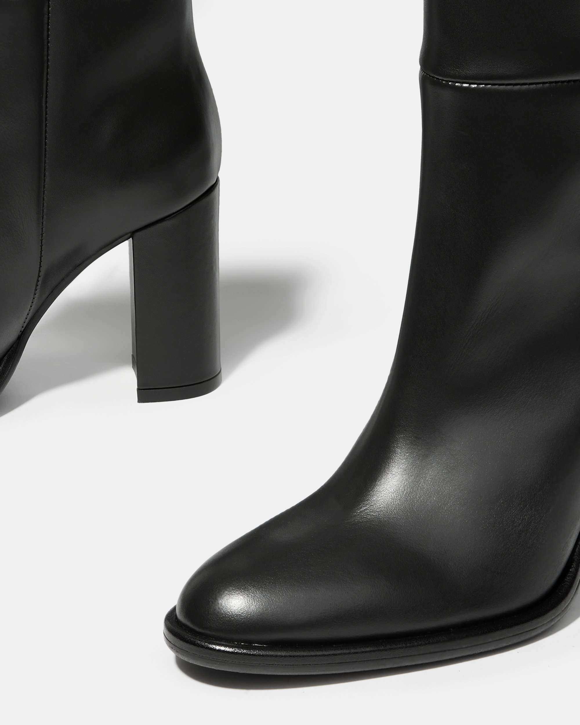 Черные кожаные сапоги