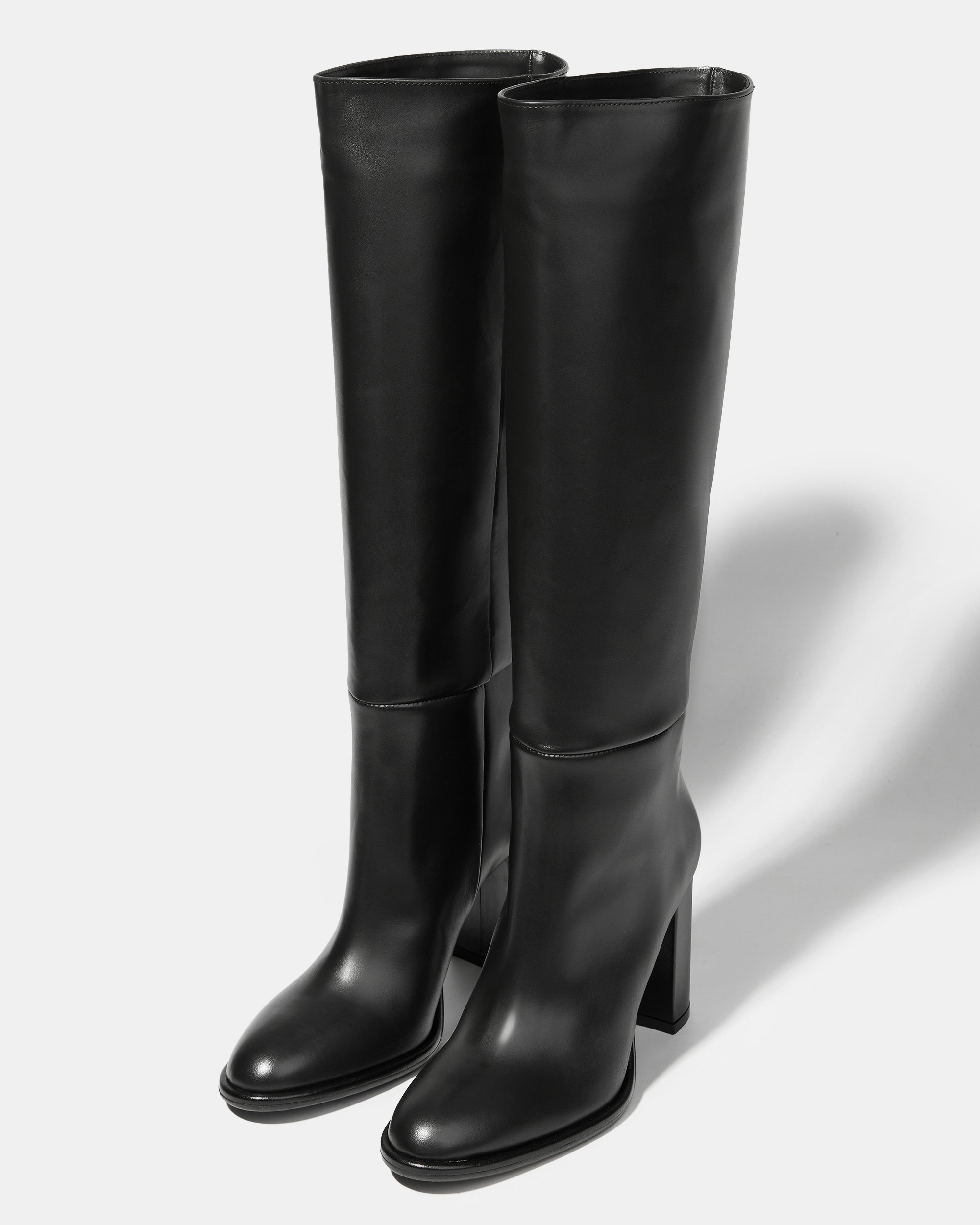 Черные кожаные сапоги