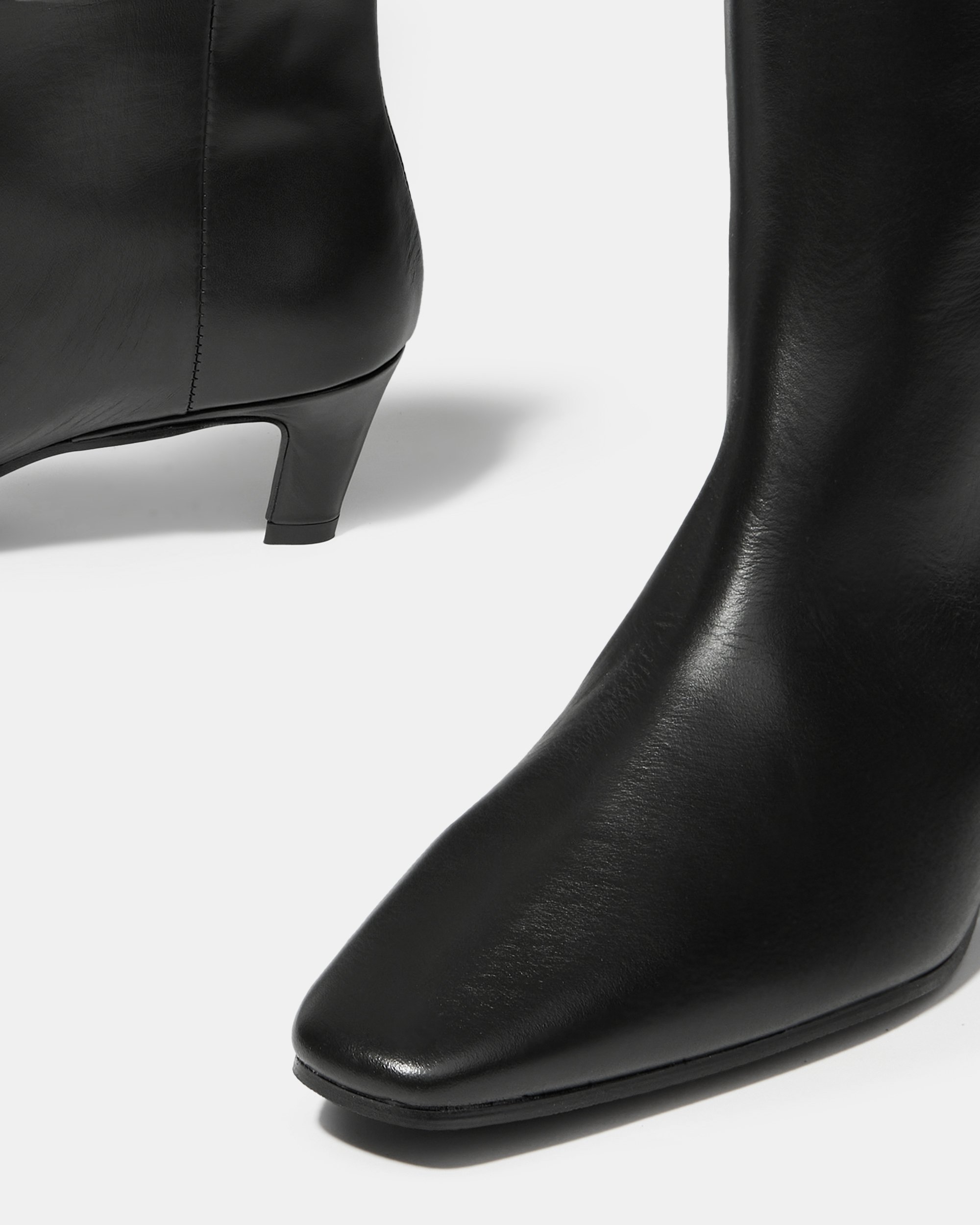 Черные кожаные сапоги